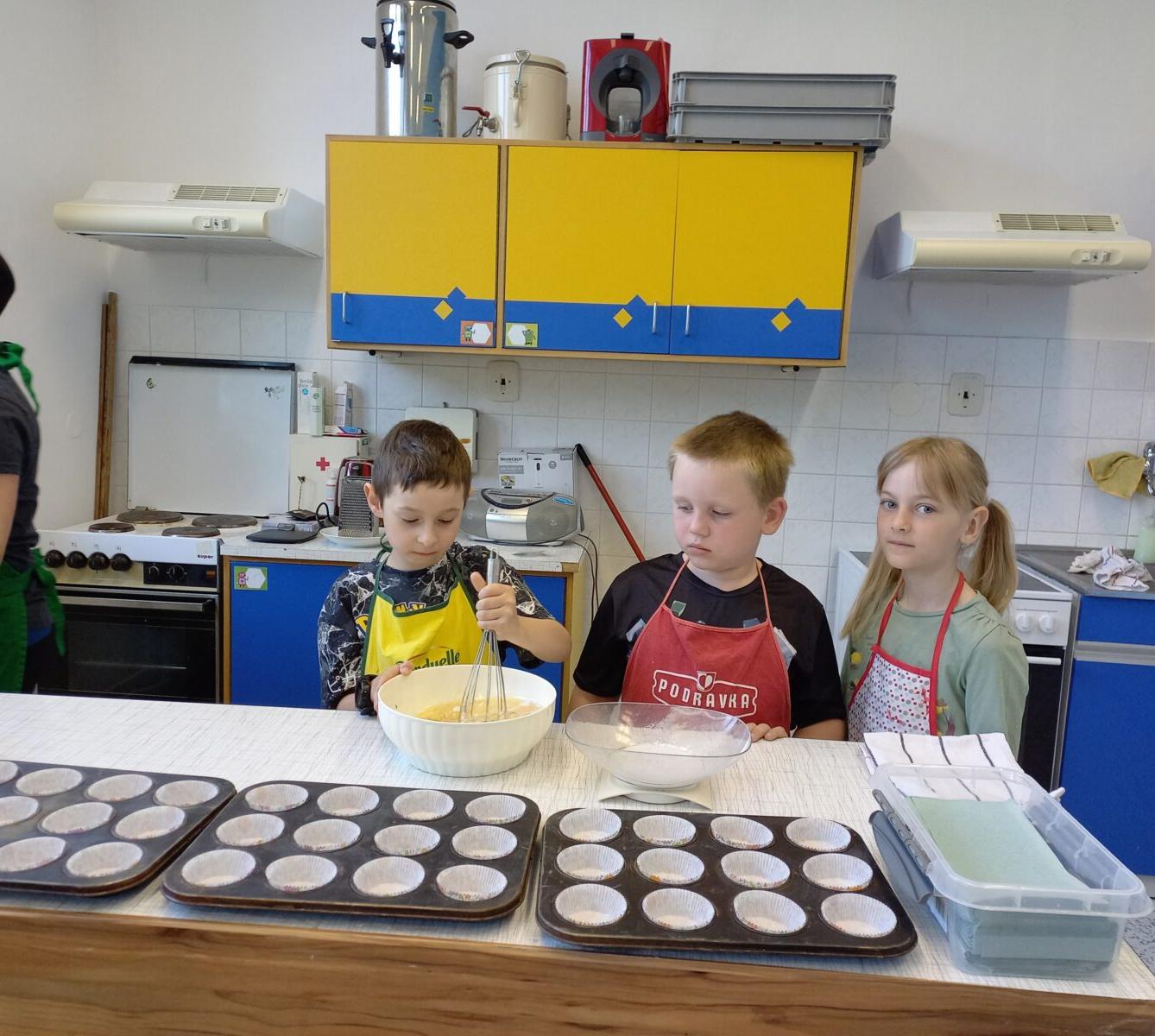Prvňáčci pečou pro maminky - 6
