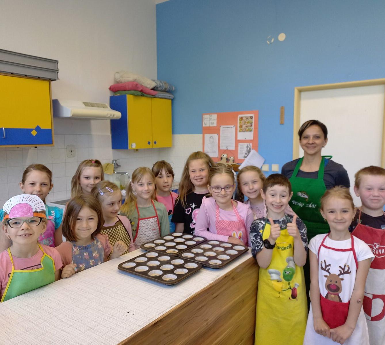 Prvňáčci pečou pro maminky - 7