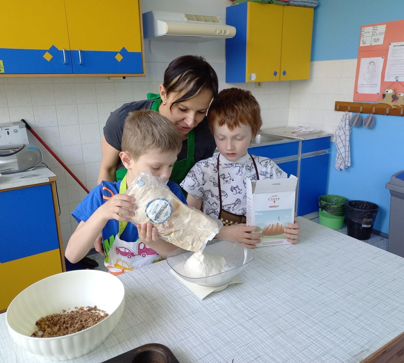 Prvňáčci pečou pro maminky - 8