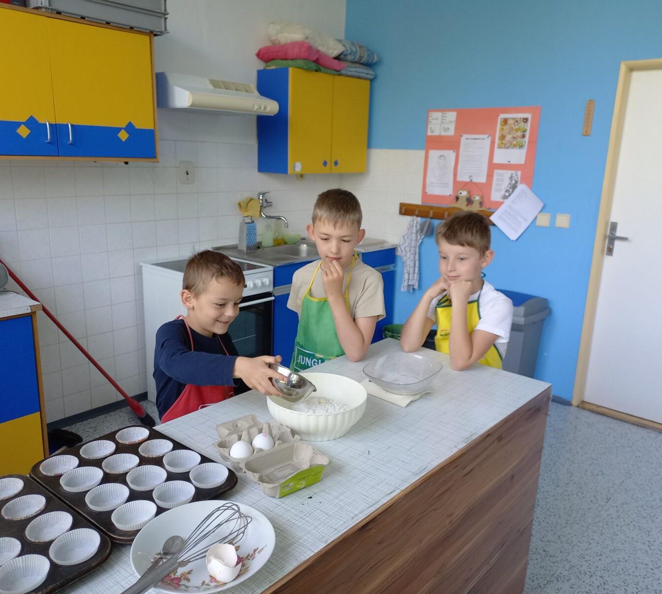 Prvňáčci pečou pro maminky - 10