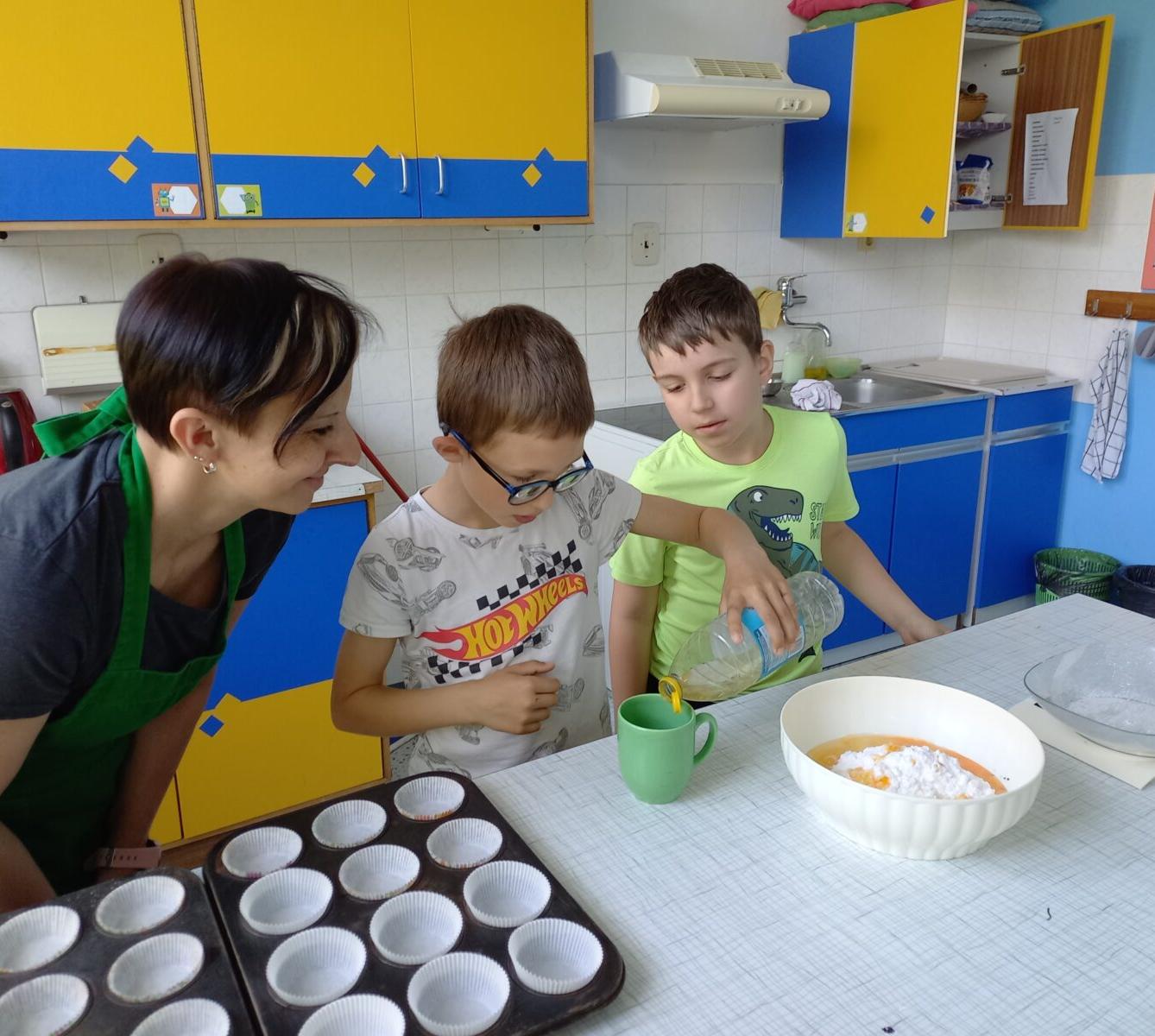 Prvňáčci pečou pro maminky - 11