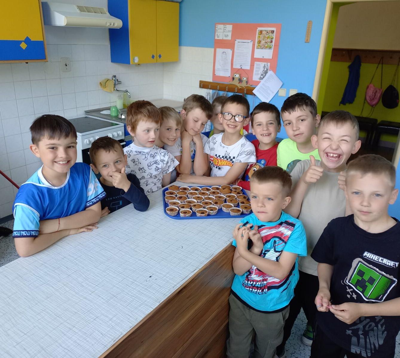 Prvňáčci pečou pro maminky - 13