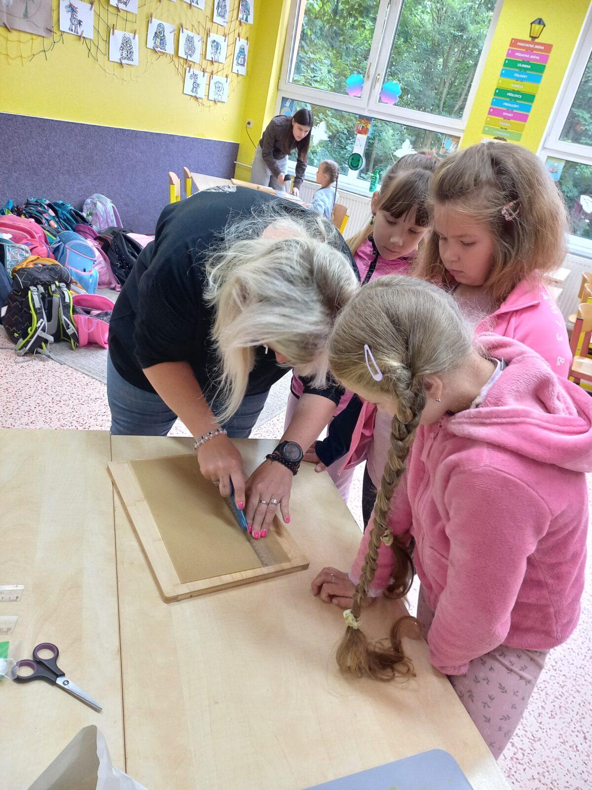 Tematická dílna "Včelařství" v 1. a 2. třídě - 3