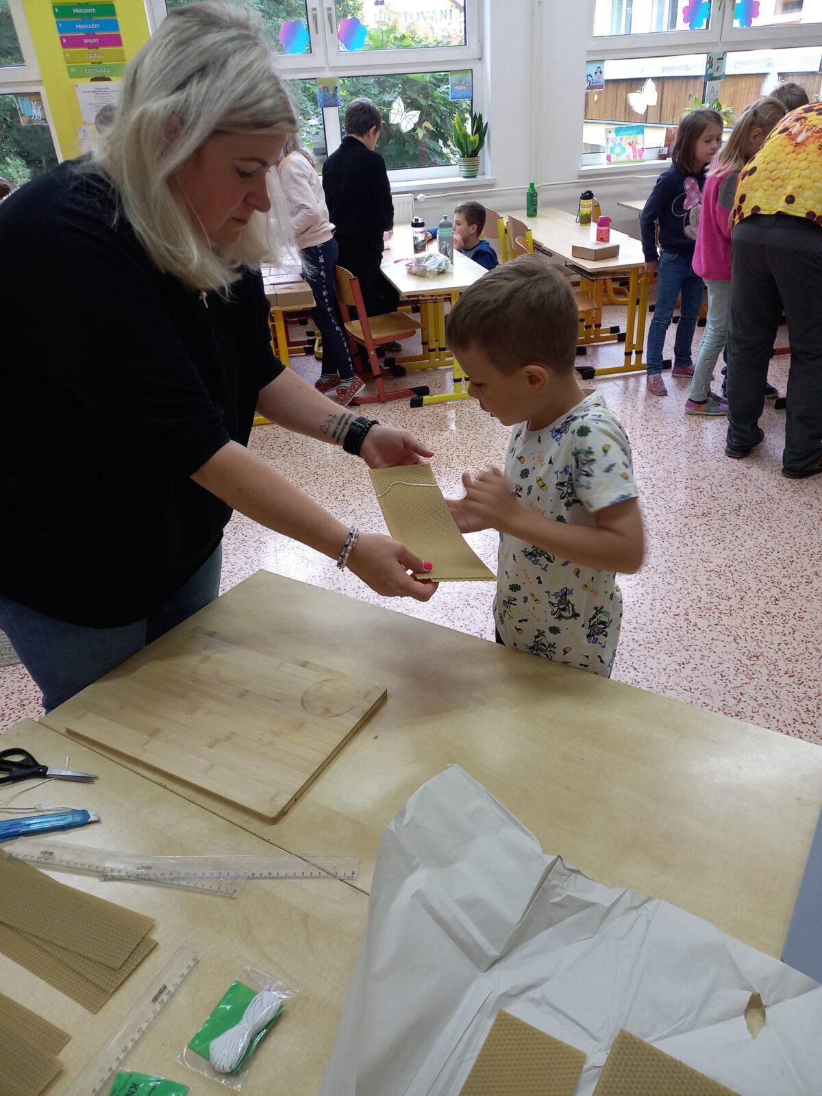 Tematická dílna "Včelařství" v 1. a 2. třídě - 9