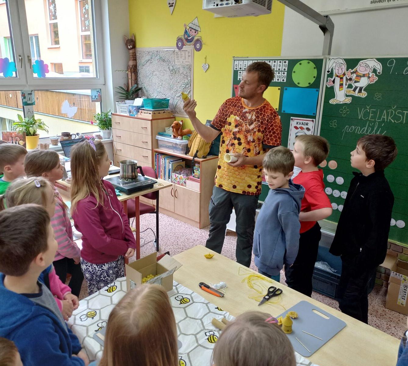 Tematická dílna "Včelařství" v 1. a 2. třídě - 13