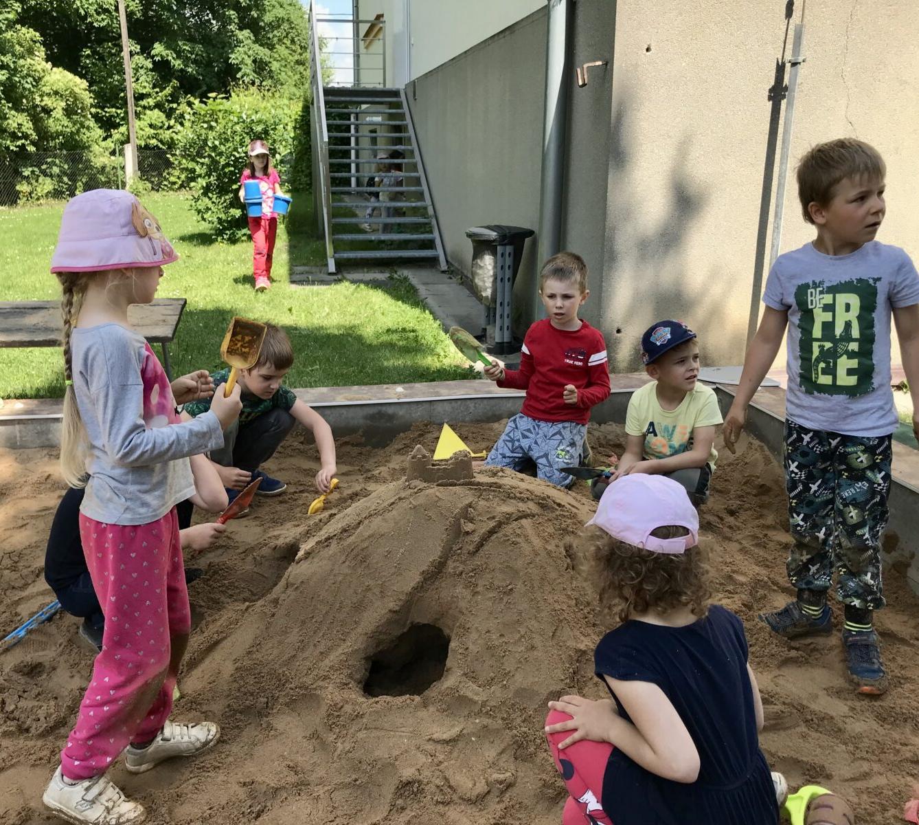 SOVIČKY: ,,DĚTI MAJÍ SVÁTEK" - 24