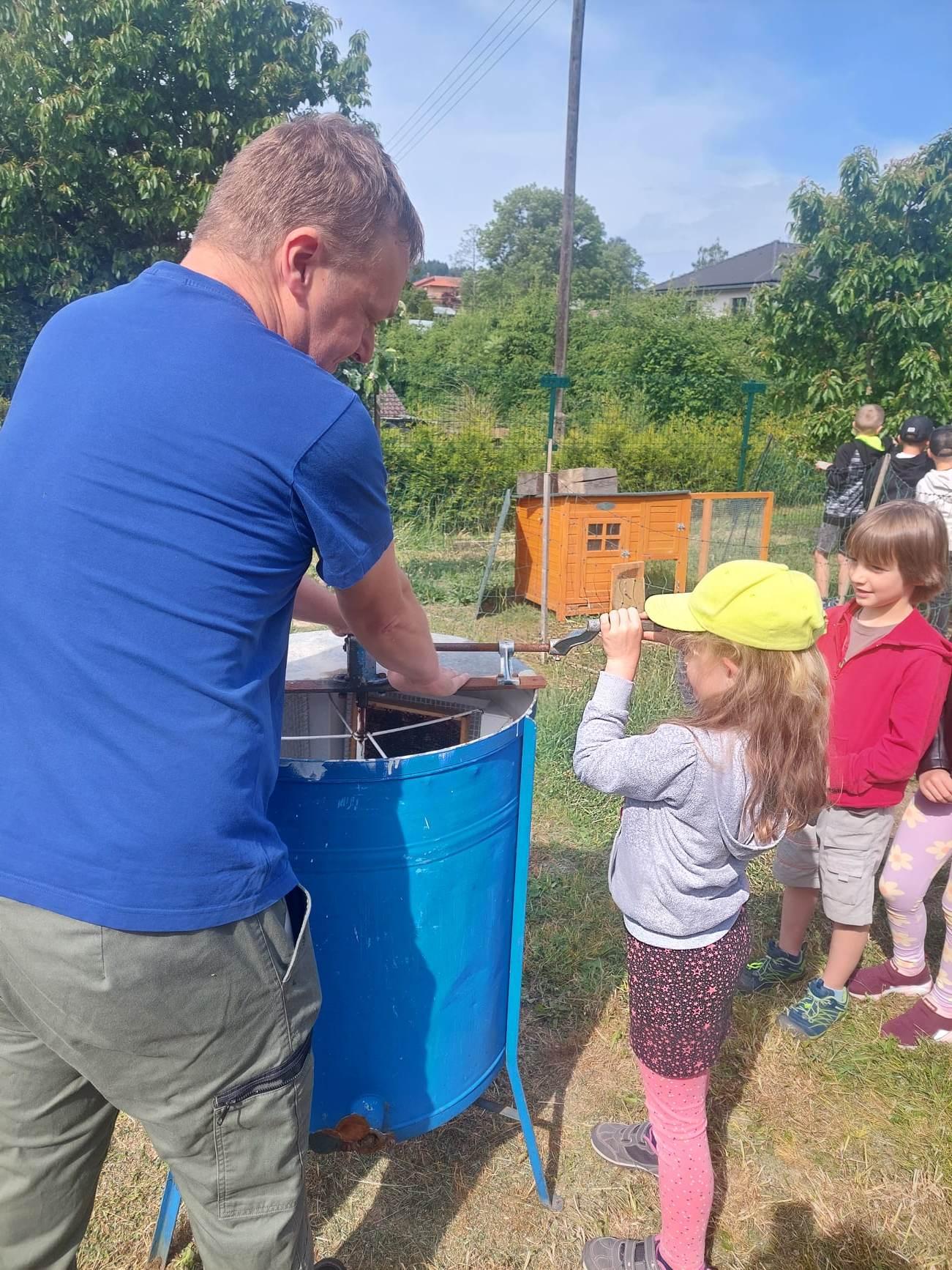 Návštěva prvňáků u včelaře - 2