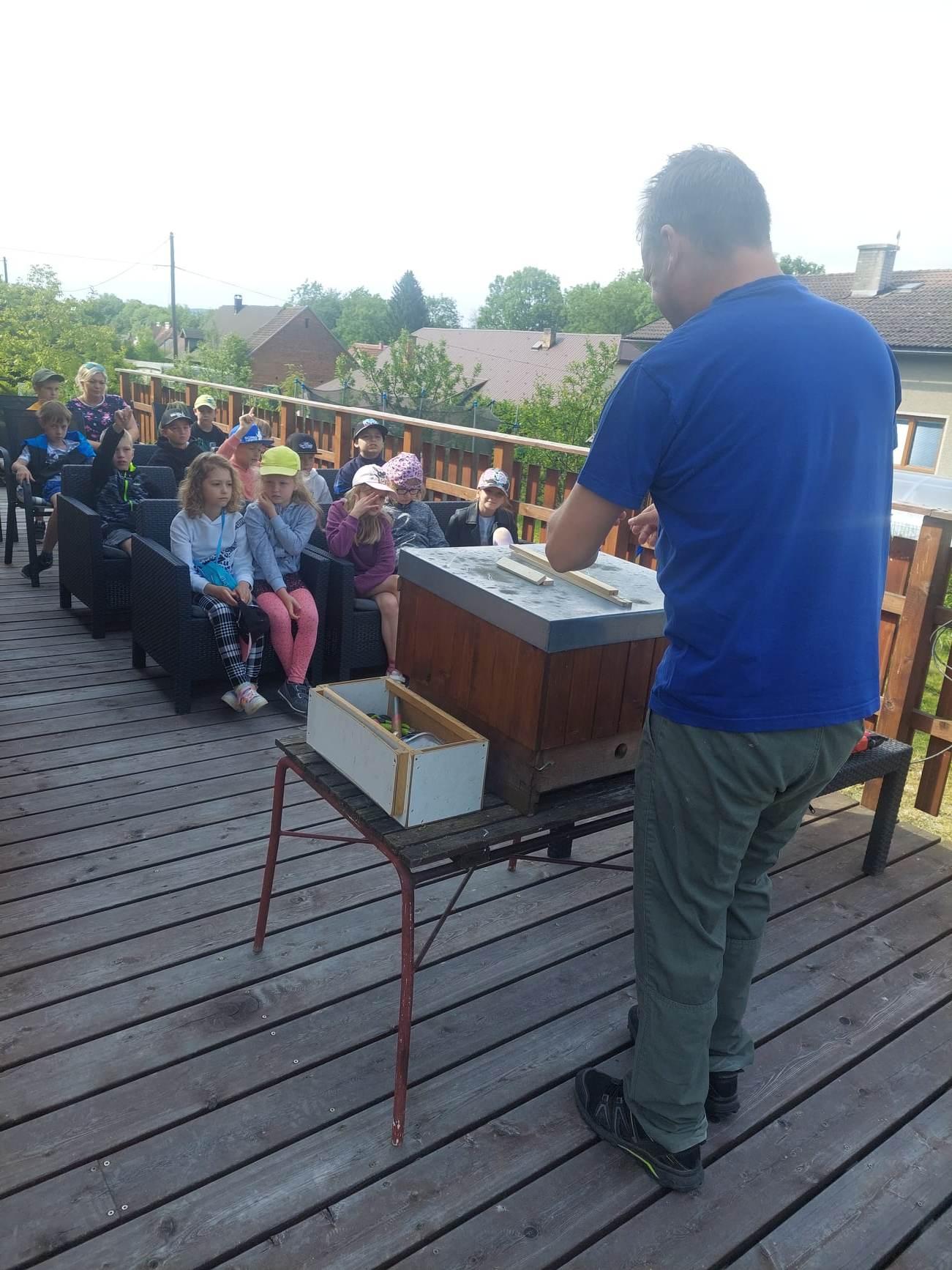 Návštěva prvňáků u včelaře - 7