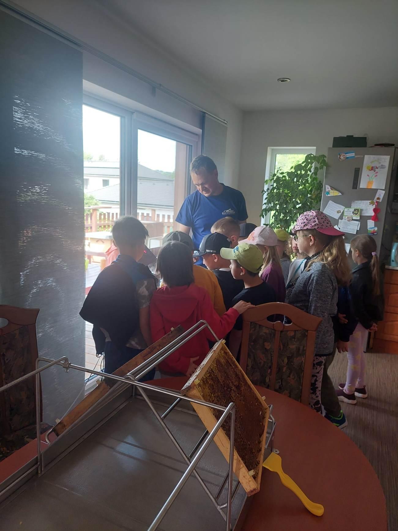 Návštěva prvňáků u včelaře - 11