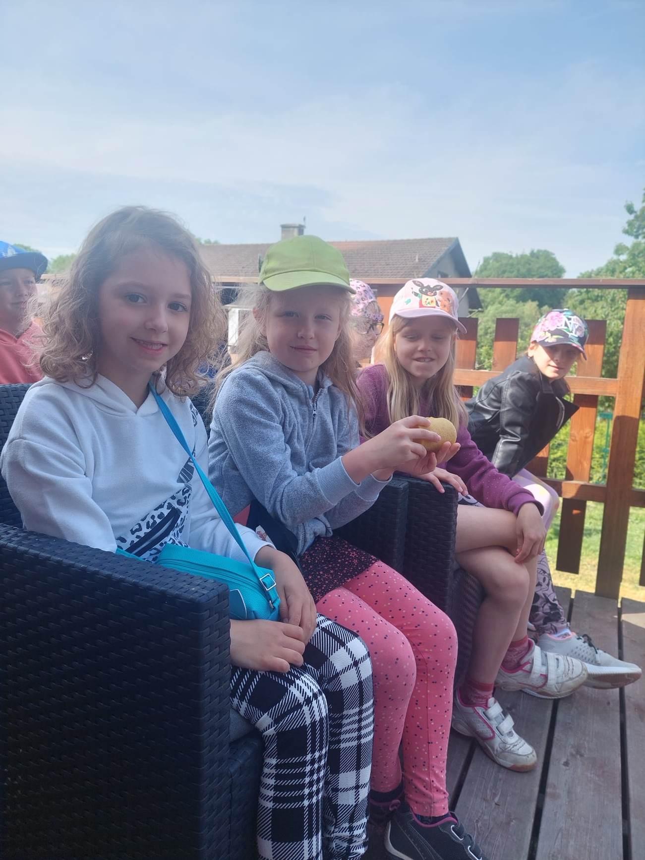 Návštěva prvňáků u včelaře - 16