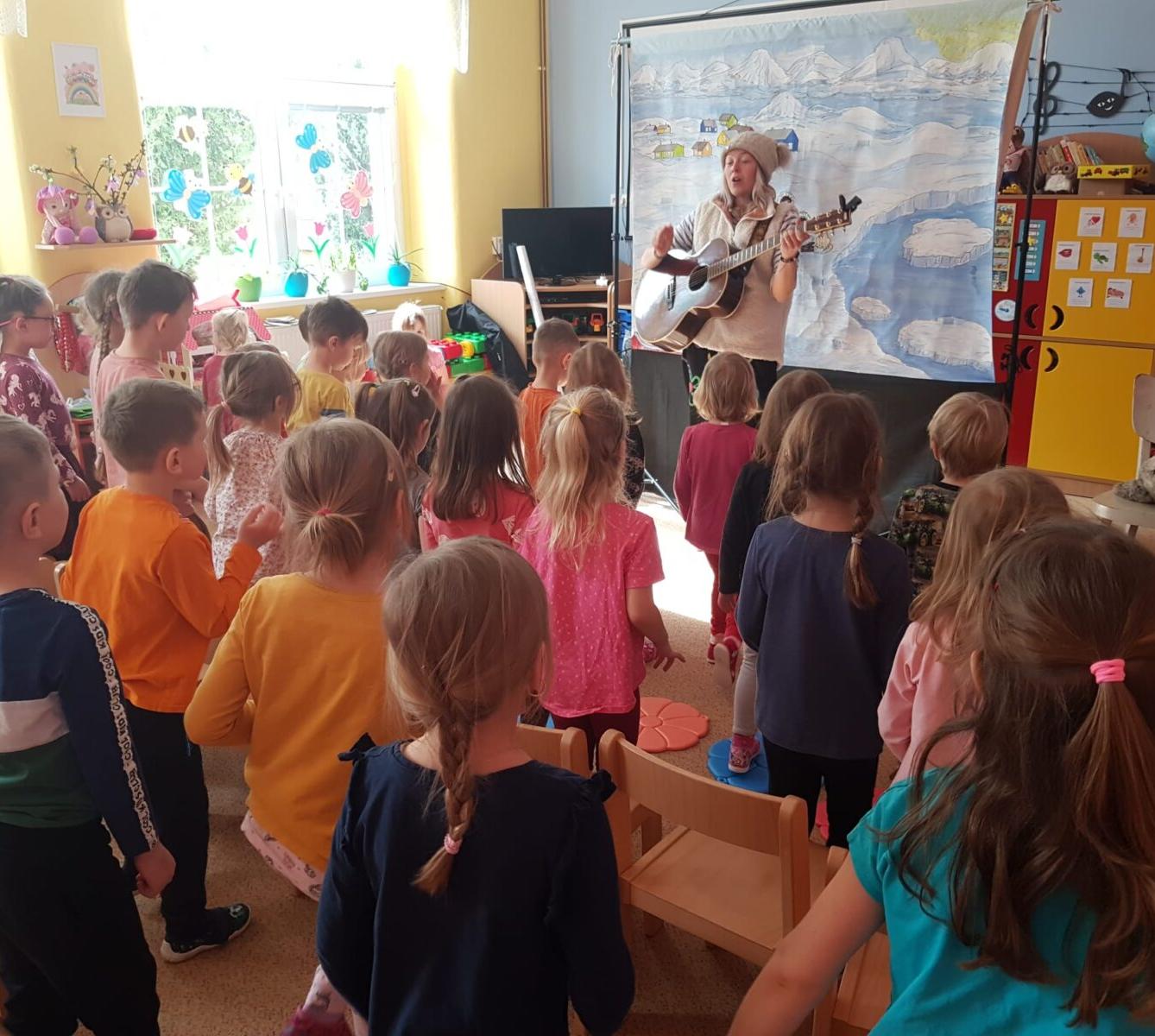 divadlo u dvou sluncí: ,,ESKYMÁCKÁ POHÁDKA" - 2