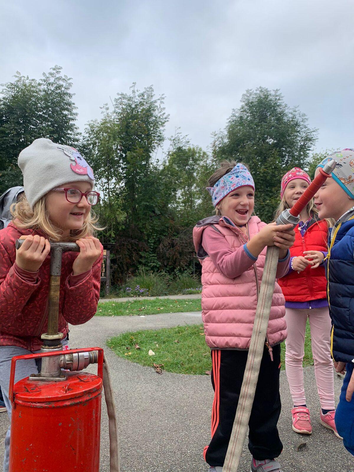 Návštěva dobrovolných hasičů v naší školce... - 12