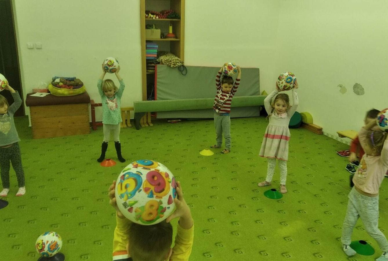 BROUČCI: CVIČÍME V TĚLOCVIČNĚ - 2