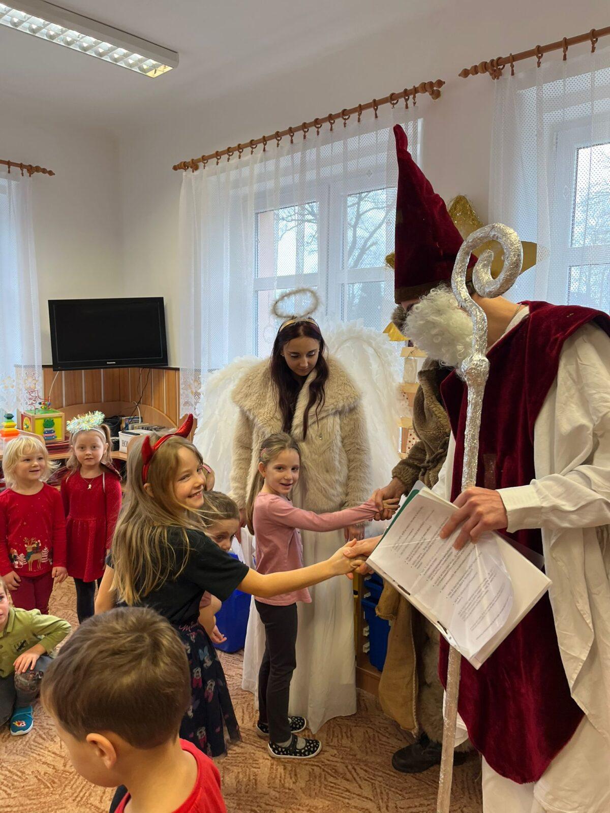 Mikuláš, anděl a čert ve školce - 7