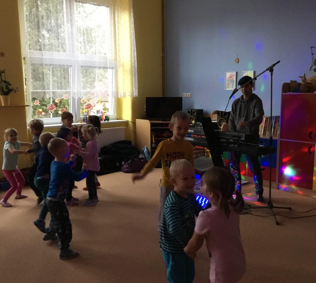 "RYTMICKÁ SHOW" v MŠ - 7