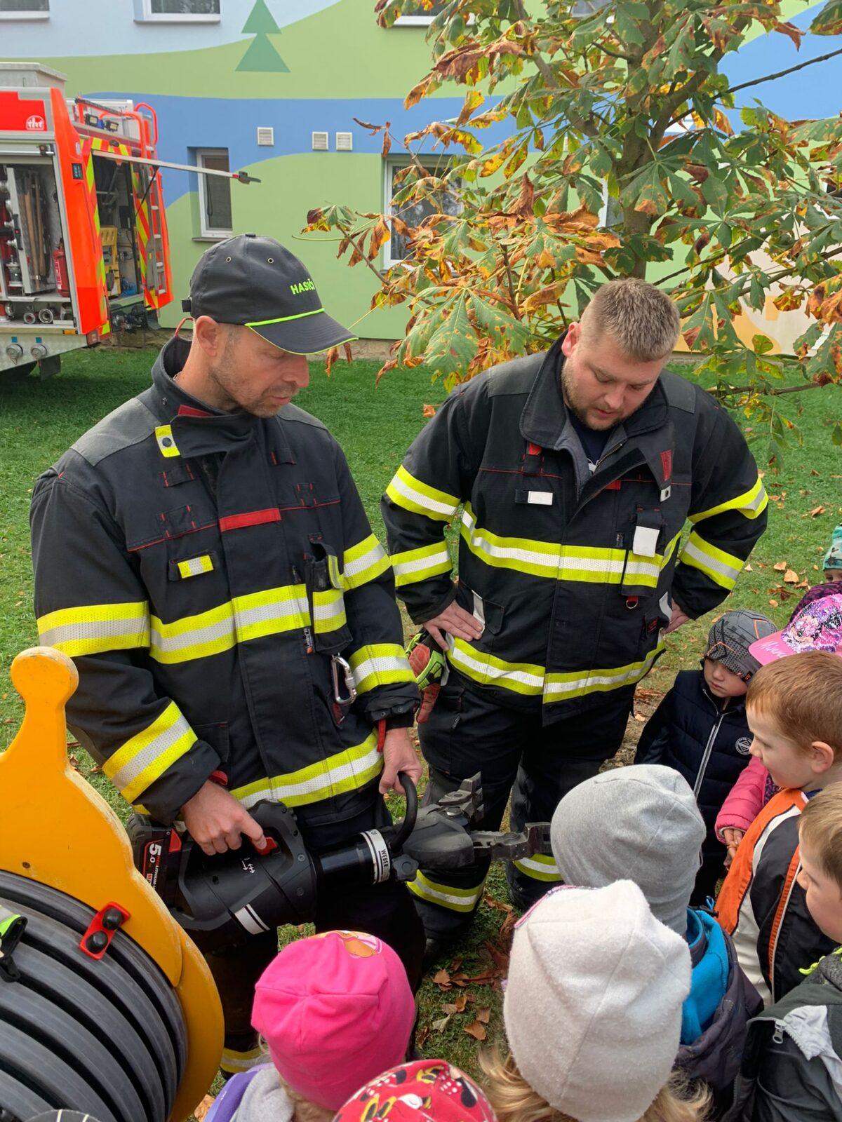 Návštěva dobrovolných hasičů v naší školce... - 17
