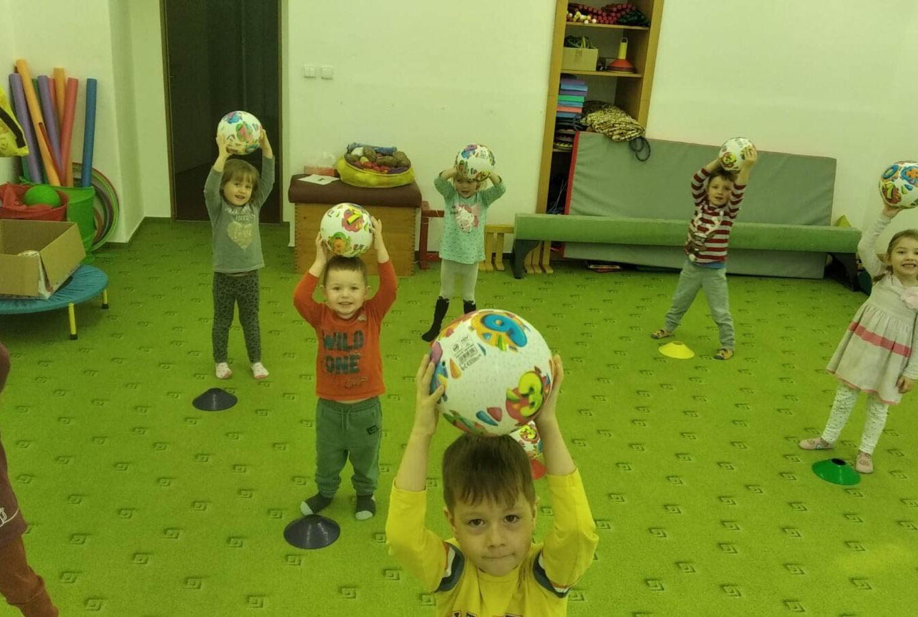 BROUČCI: CVIČÍME V TĚLOCVIČNĚ - 3