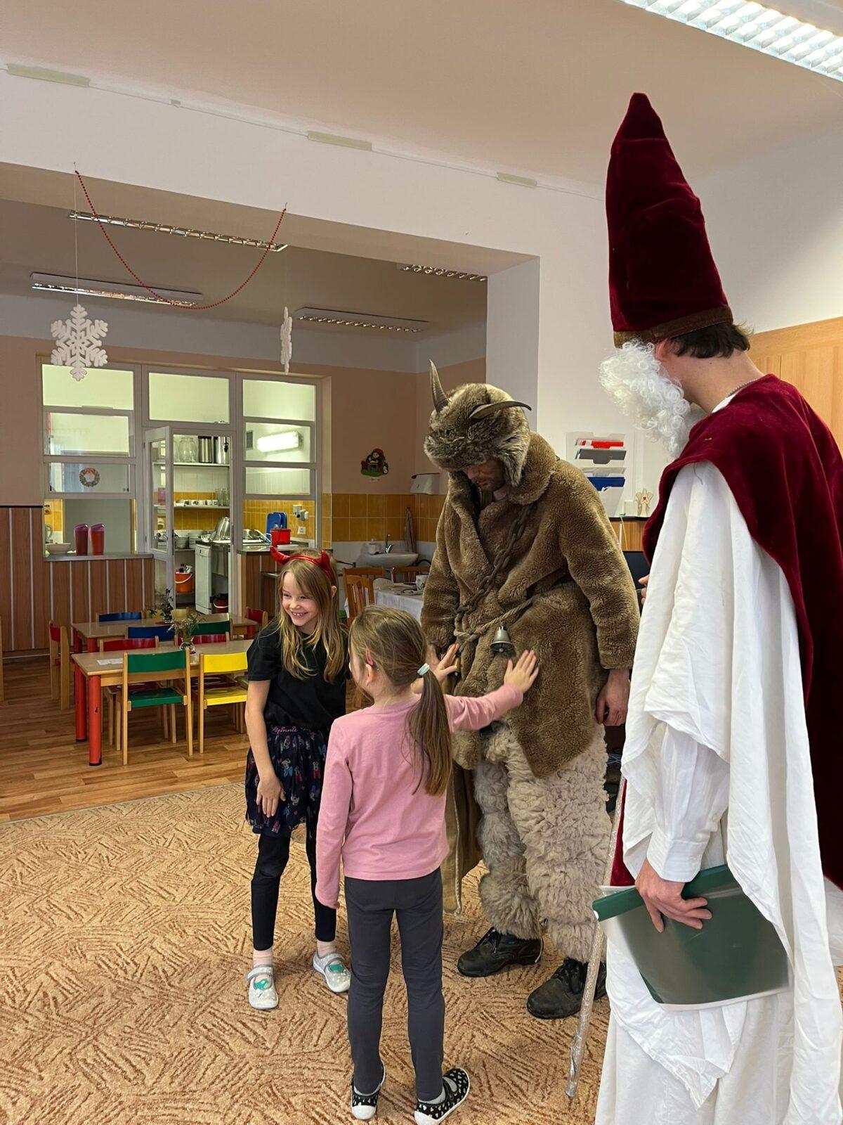 Mikuláš, anděl a čert ve školce - 11