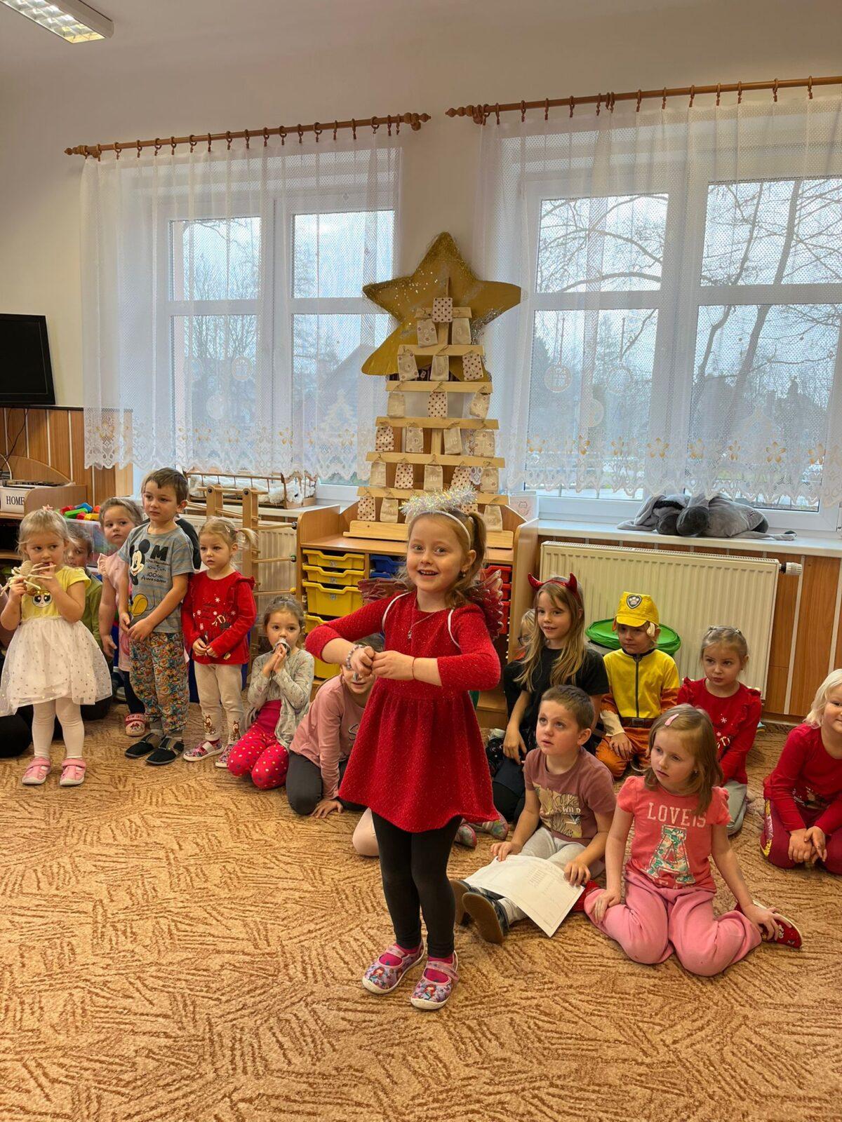 Mikuláš, anděl a čert ve školce - 12