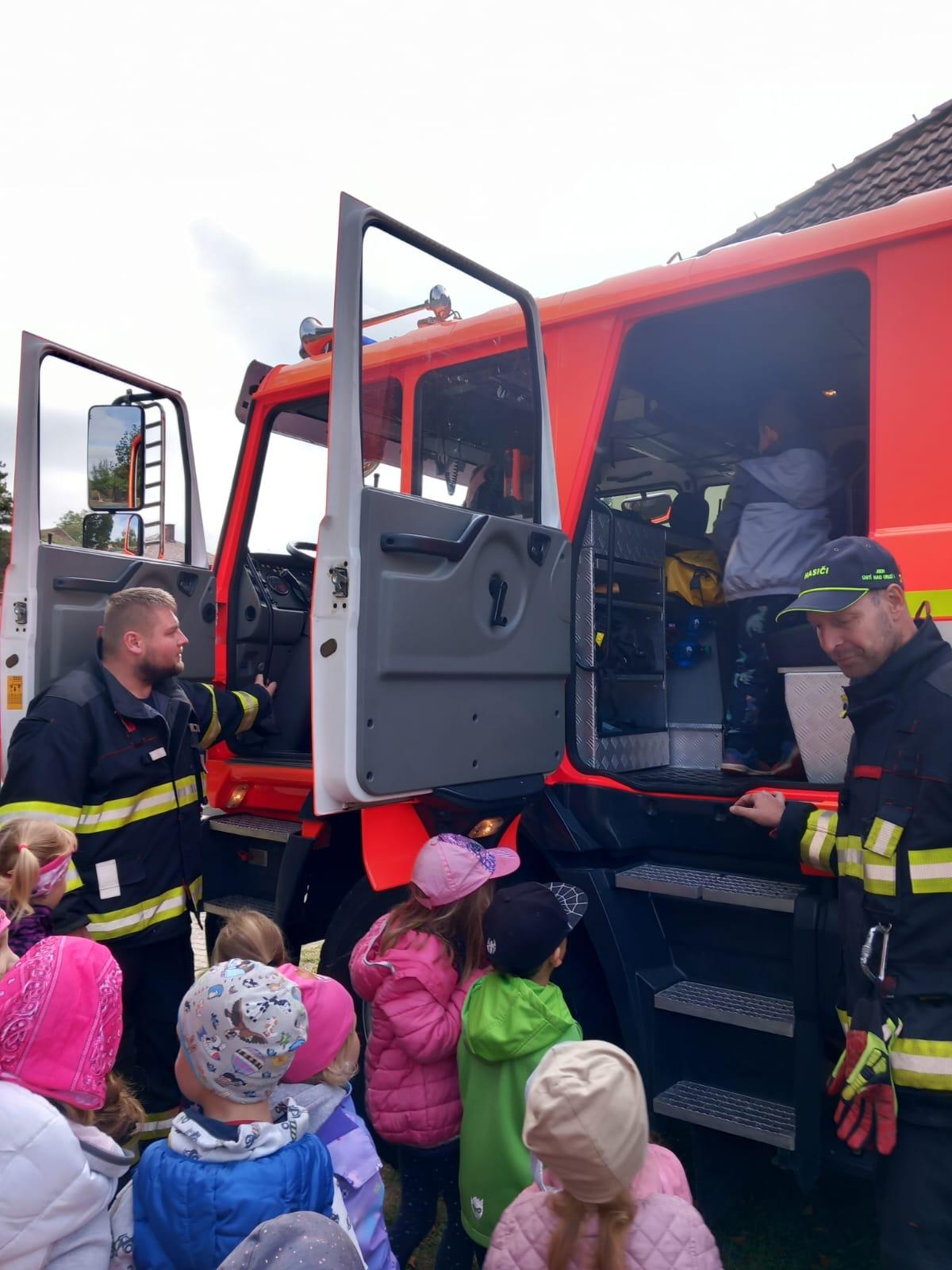 Návštěva dobrovolných hasičů v naší školce... - 25