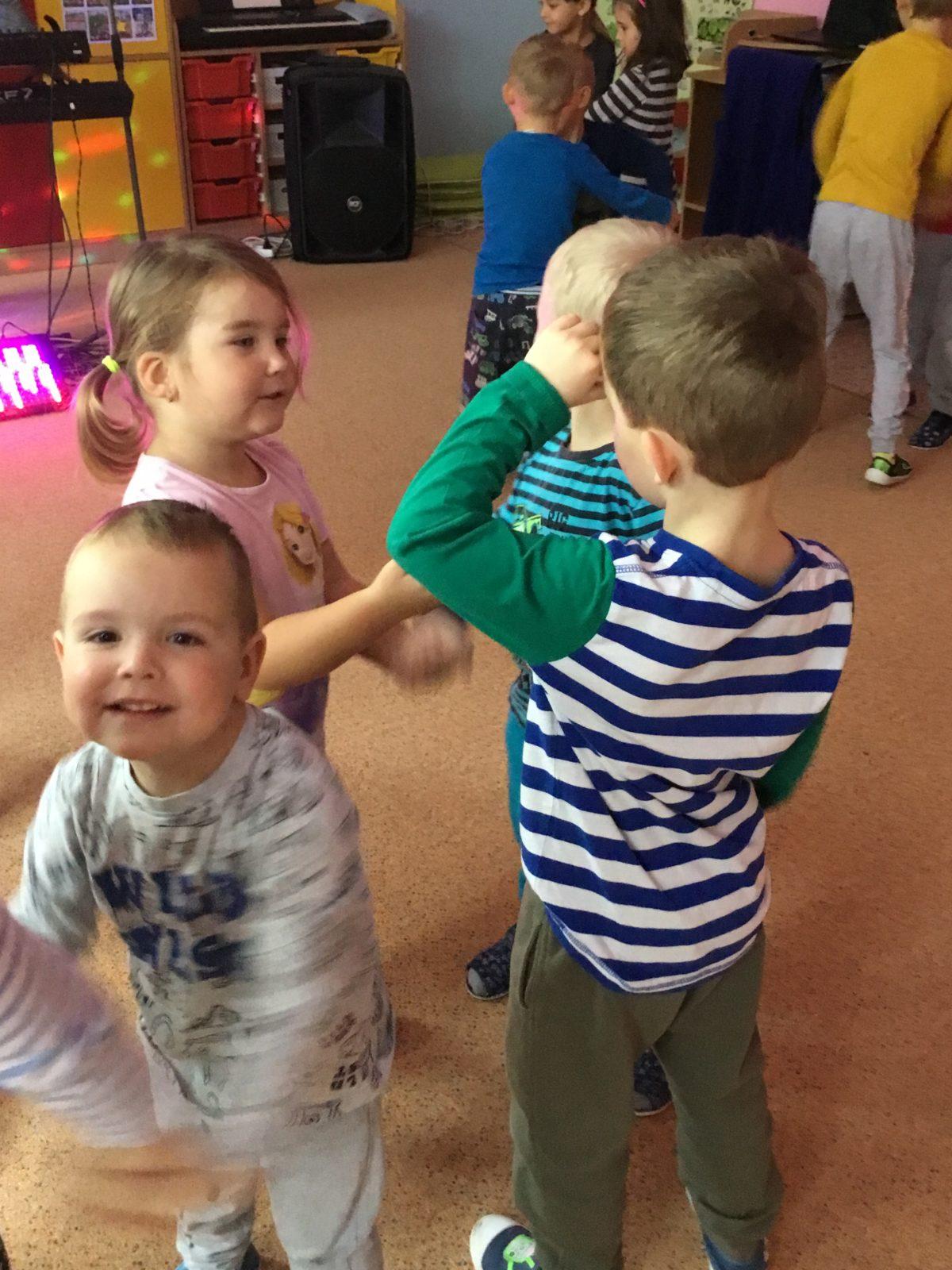 "RYTMICKÁ SHOW" v MŠ - 9