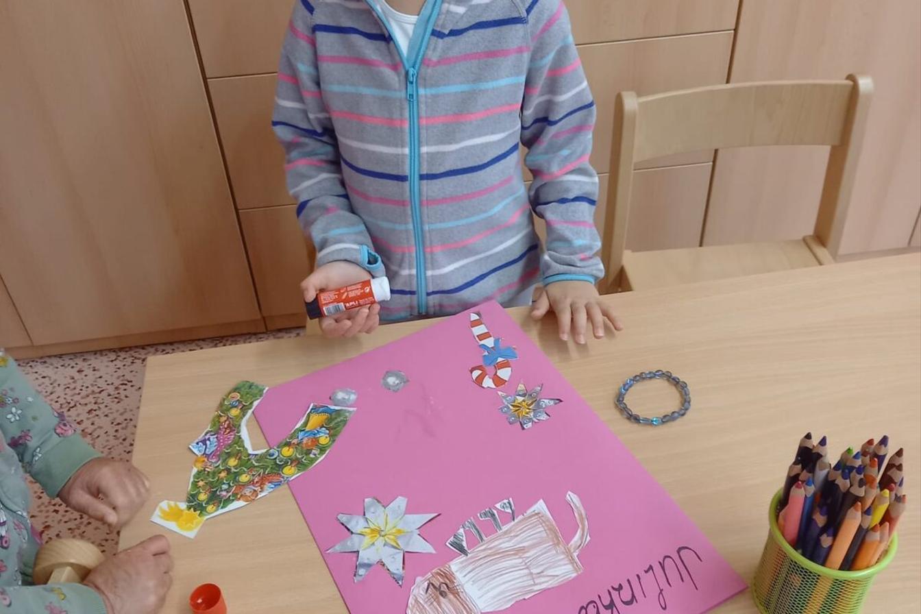 Sovičky - první dny ve školce:-) "vyrábíme si desky na obrázky" :-)