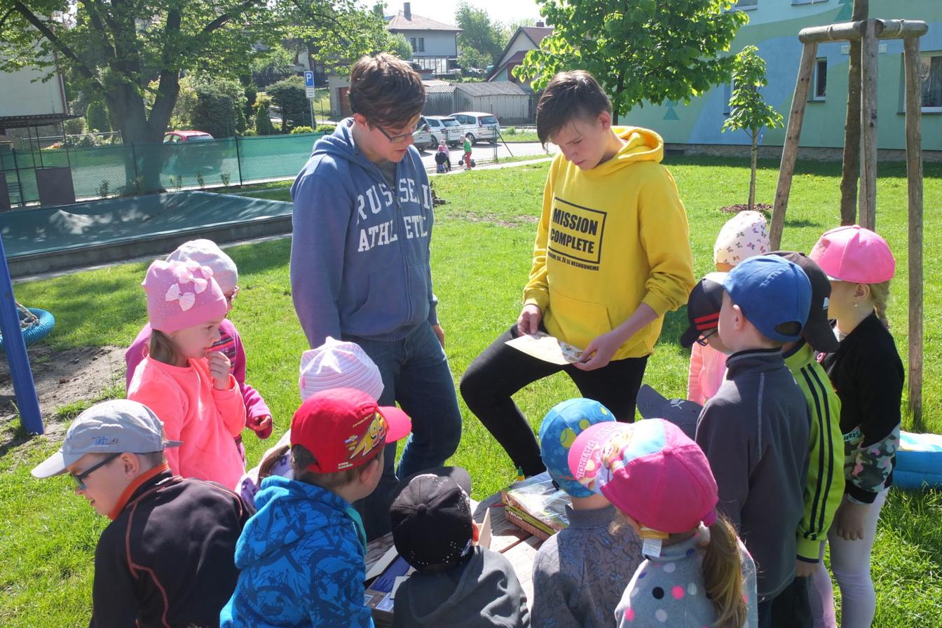 Tvorba hmyzích domečků s deváťáky