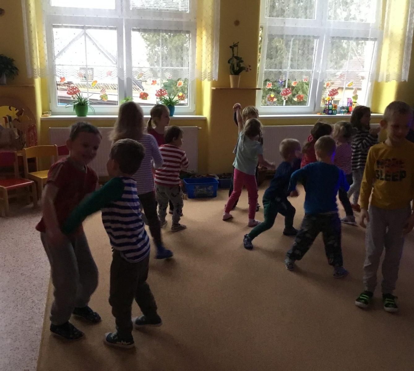 "RYTMICKÁ SHOW" v MŠ - 14