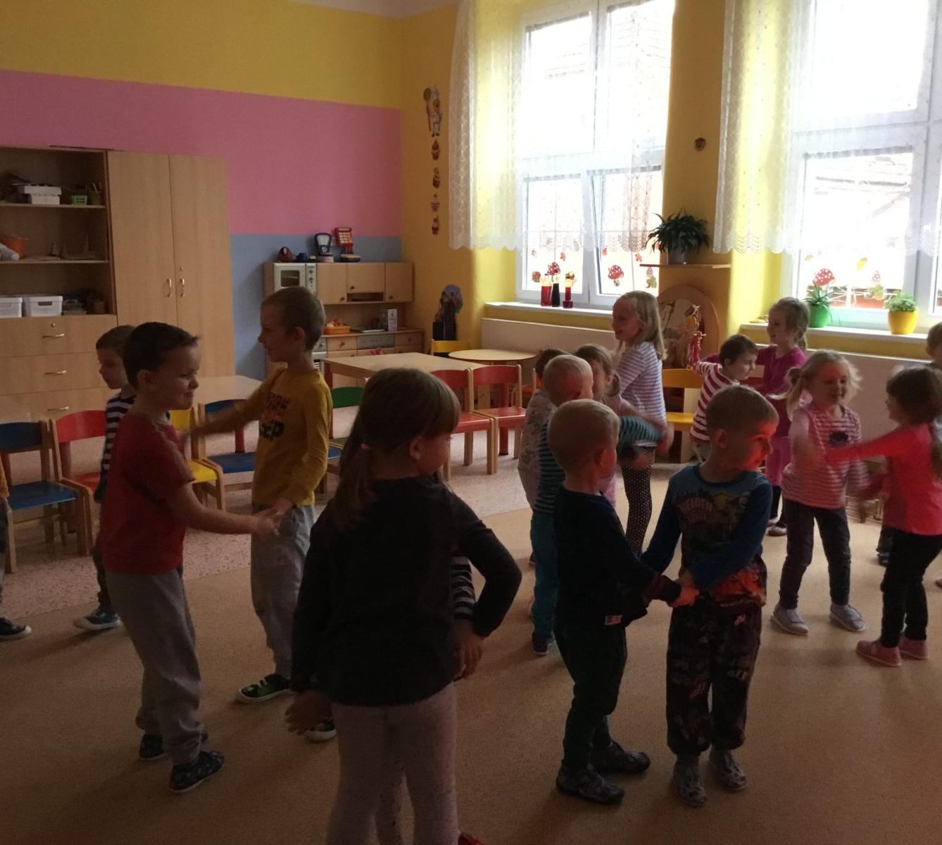 "RYTMICKÁ SHOW" v MŠ - 16