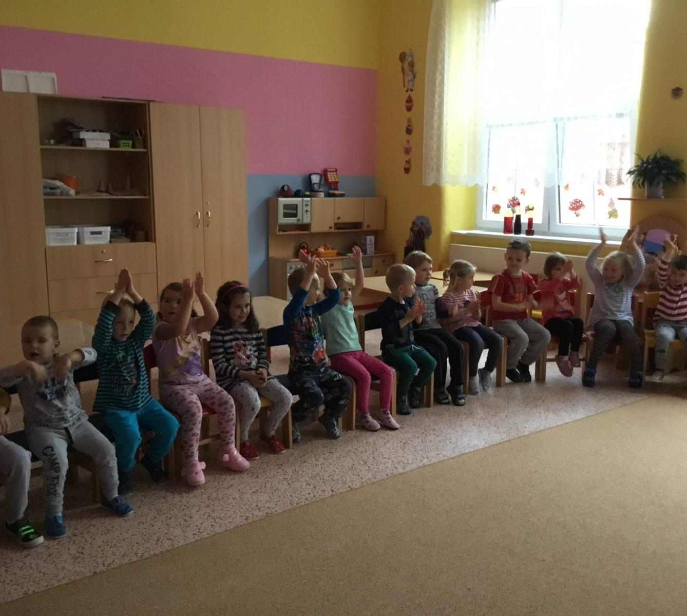 "RYTMICKÁ SHOW" v MŠ - 17