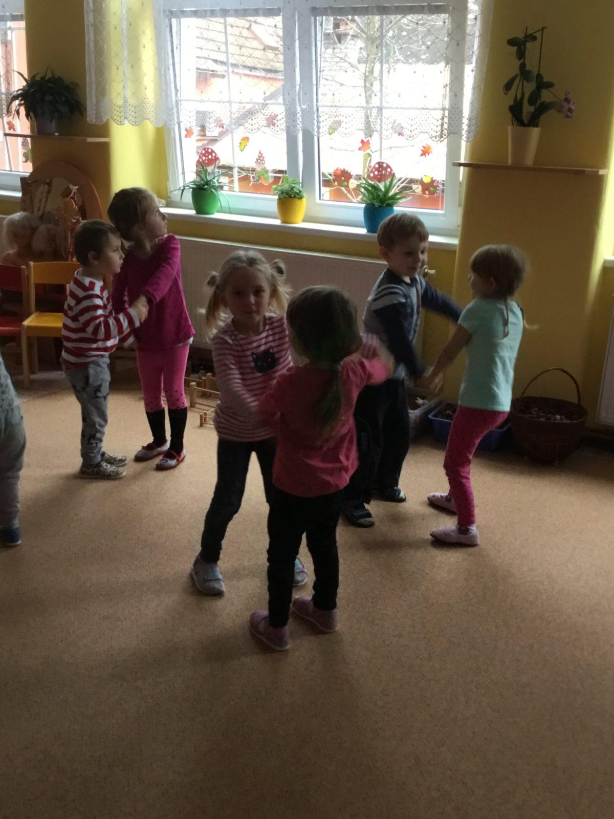 "RYTMICKÁ SHOW" v MŠ - 18