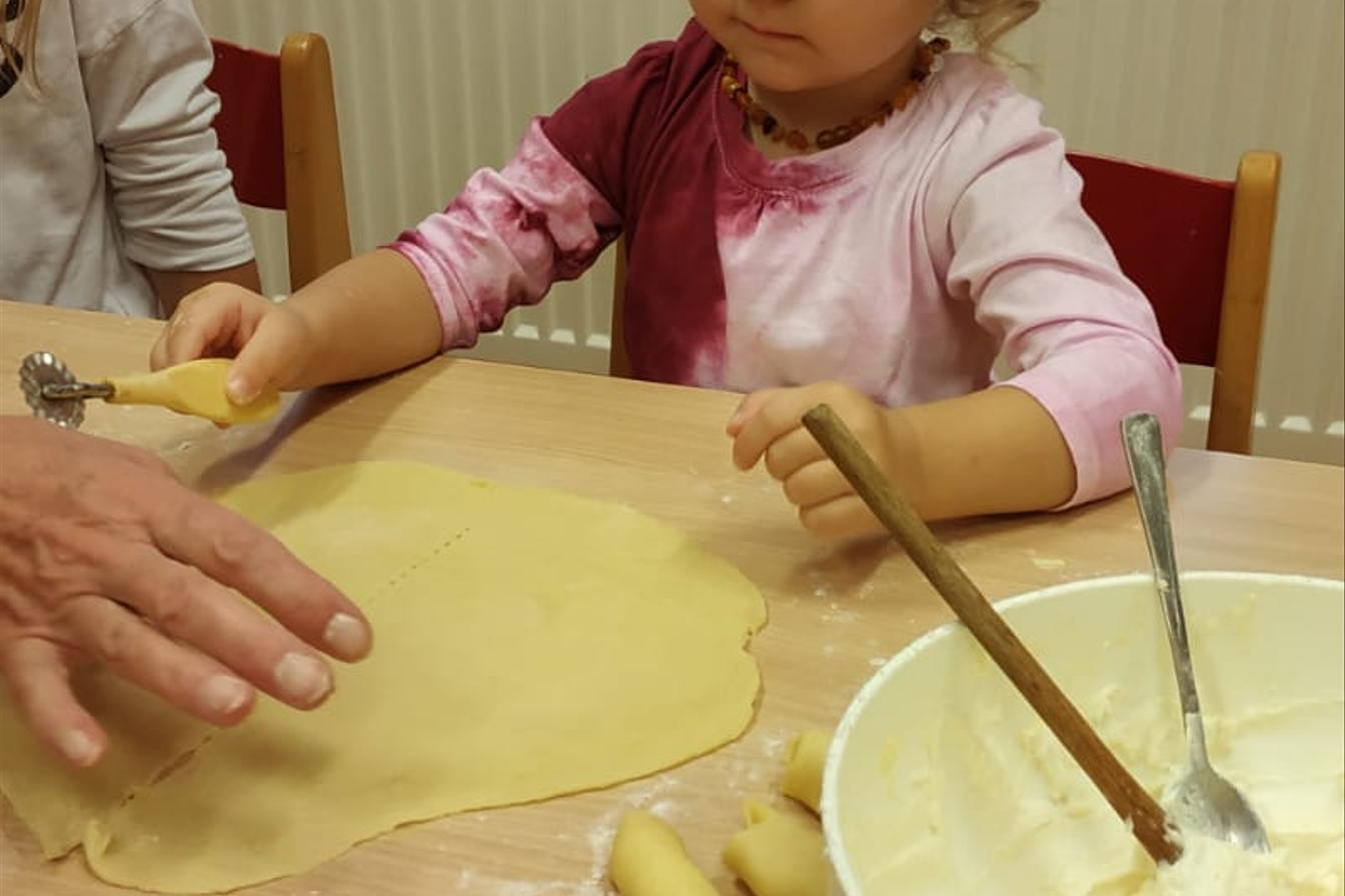 Pečení svatomartinských rohlíčků