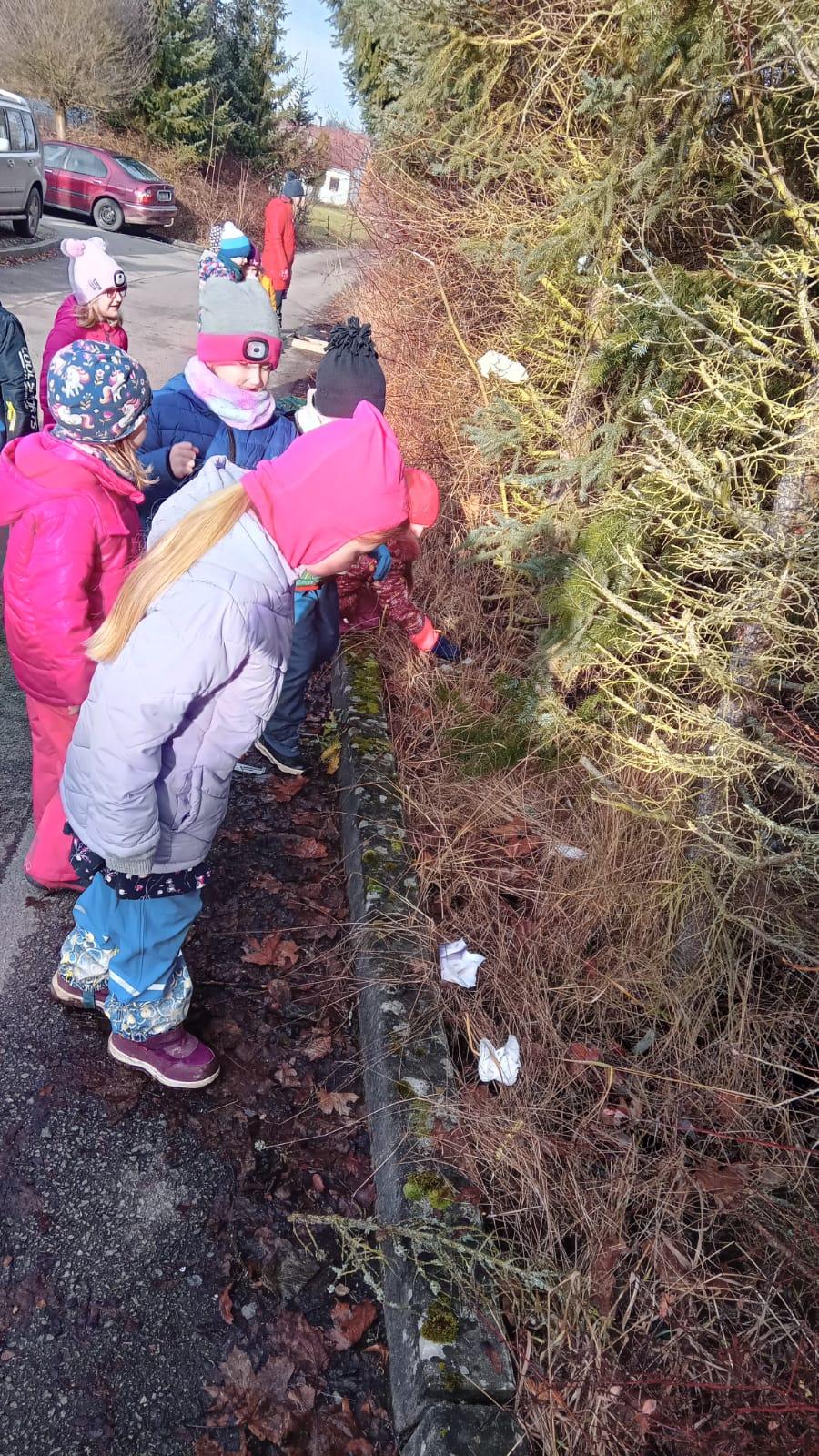 Děti pomáhají chránit přírodu aneb pryč s odpadky - 10