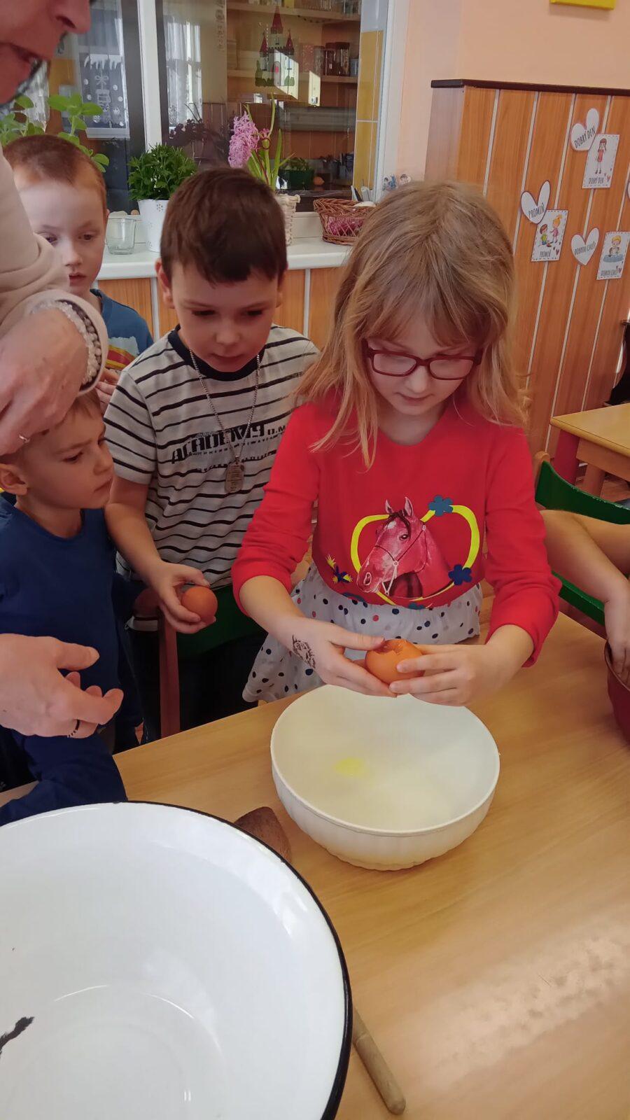 Pohádka o Červené Karkulce aneb jak jsme pekli bábovku... - 2