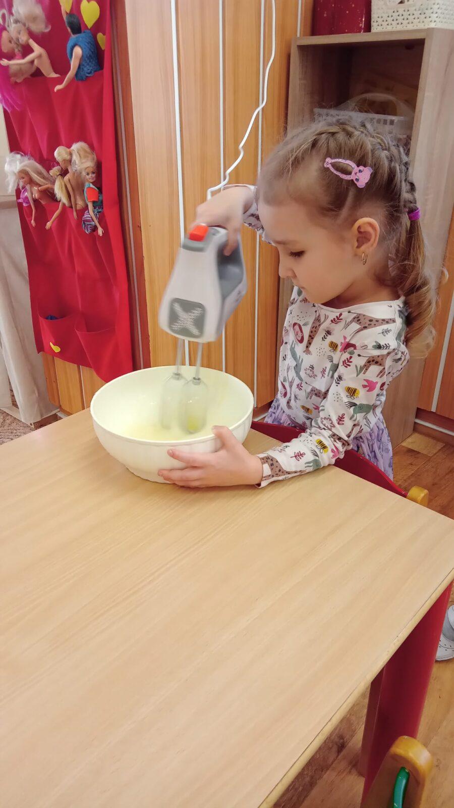 Pohádka o Červené Karkulce aneb jak jsme pekli bábovku... - 6