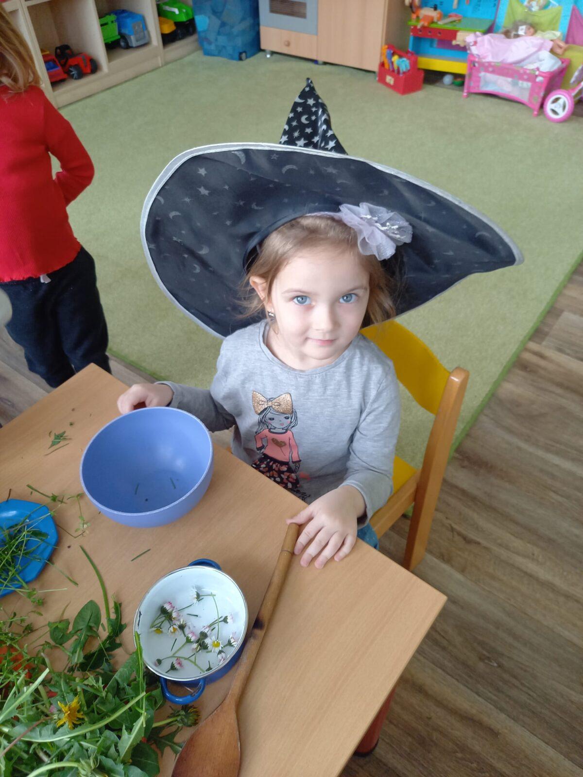 Broučci: "přípravy na ČARODĚJNICE" :-) - 10