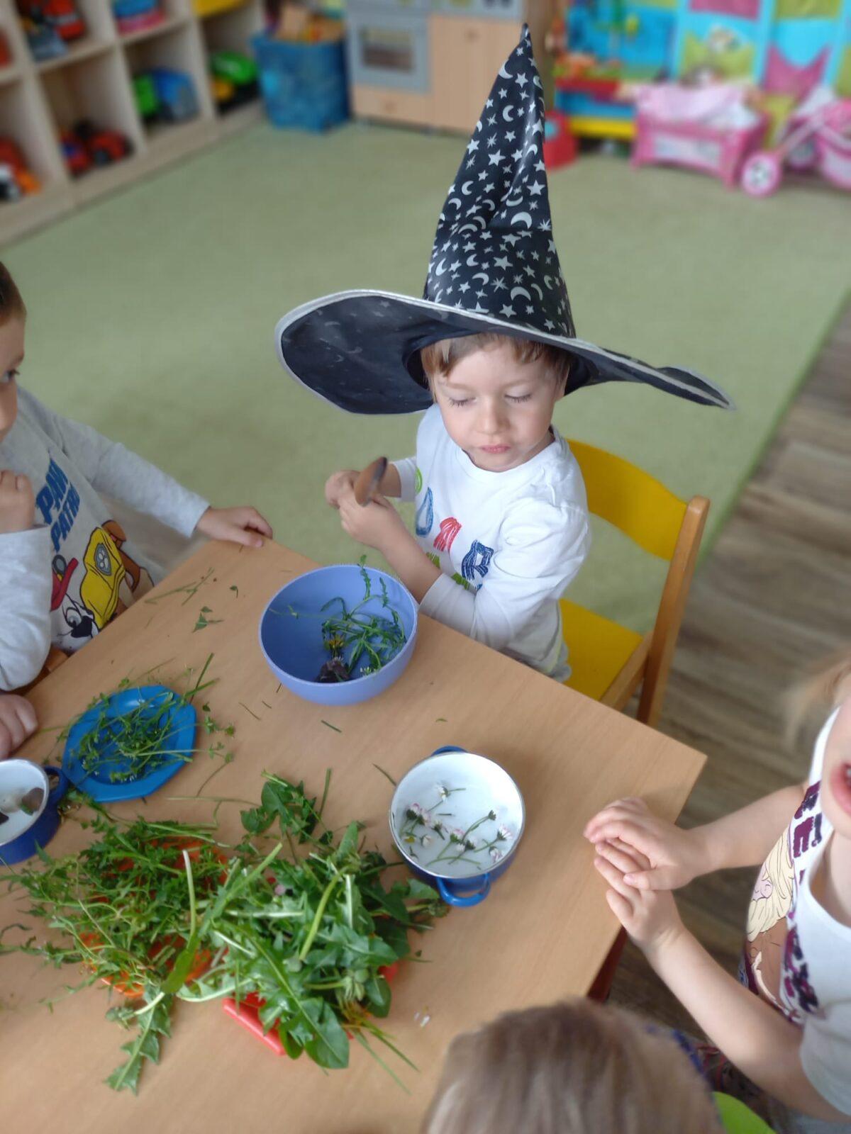 Broučci: "přípravy na ČARODĚJNICE" :-) - 12