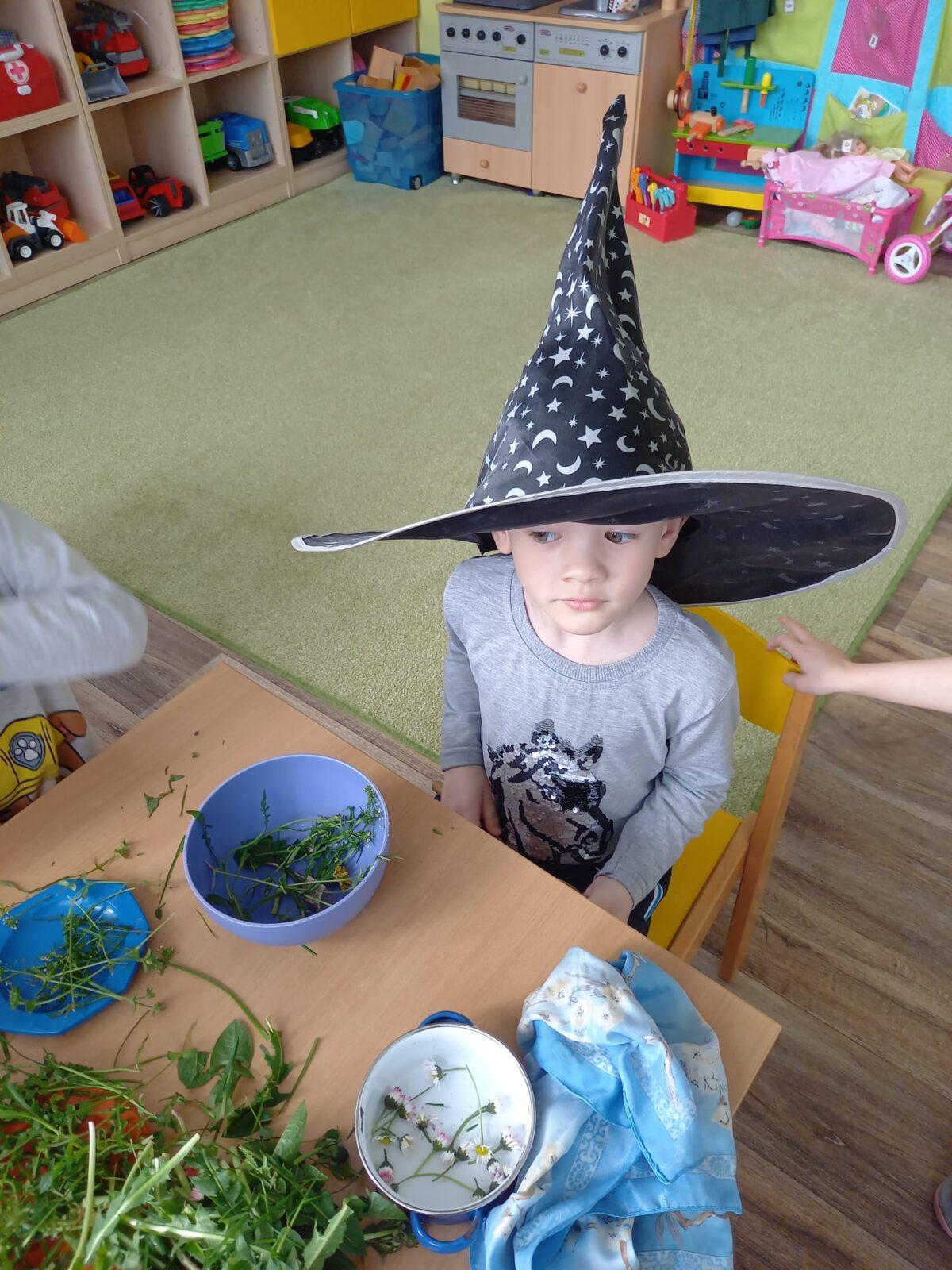 Broučci: "přípravy na ČARODĚJNICE" :-) - 15