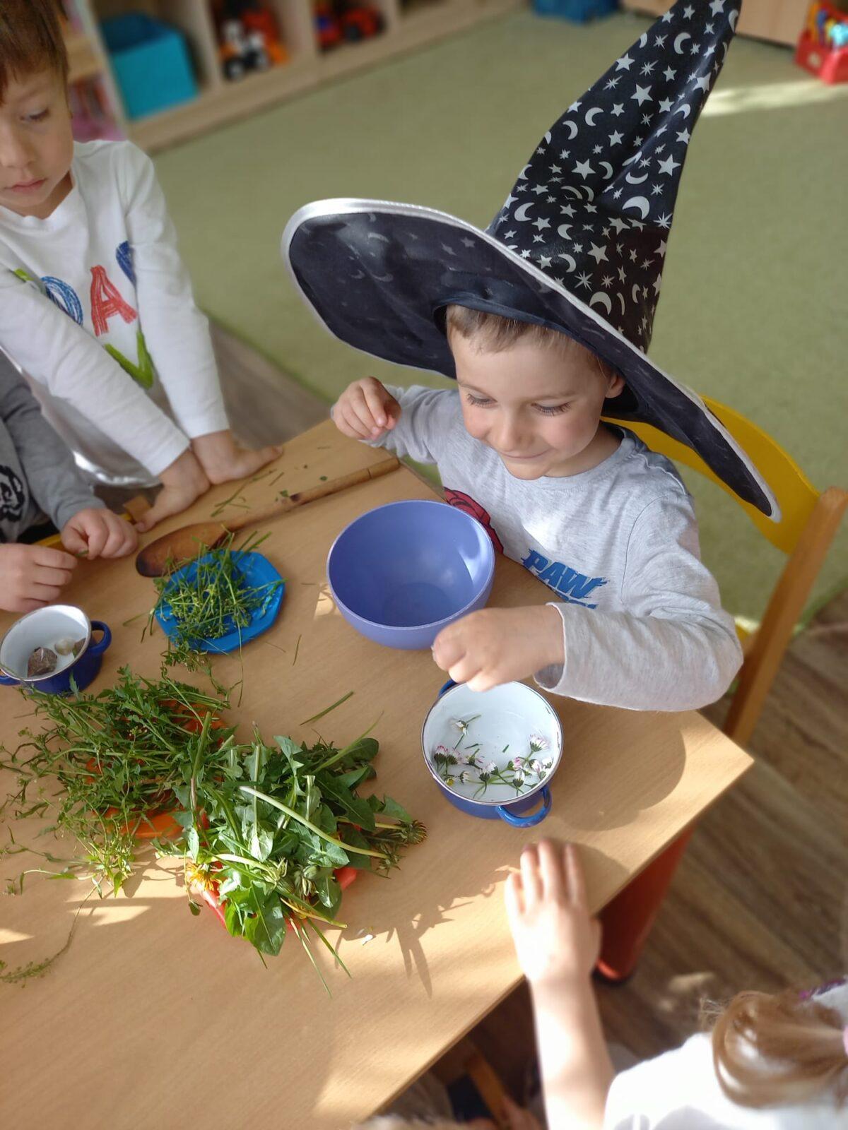 Broučci: "přípravy na ČARODĚJNICE" :-) - 17