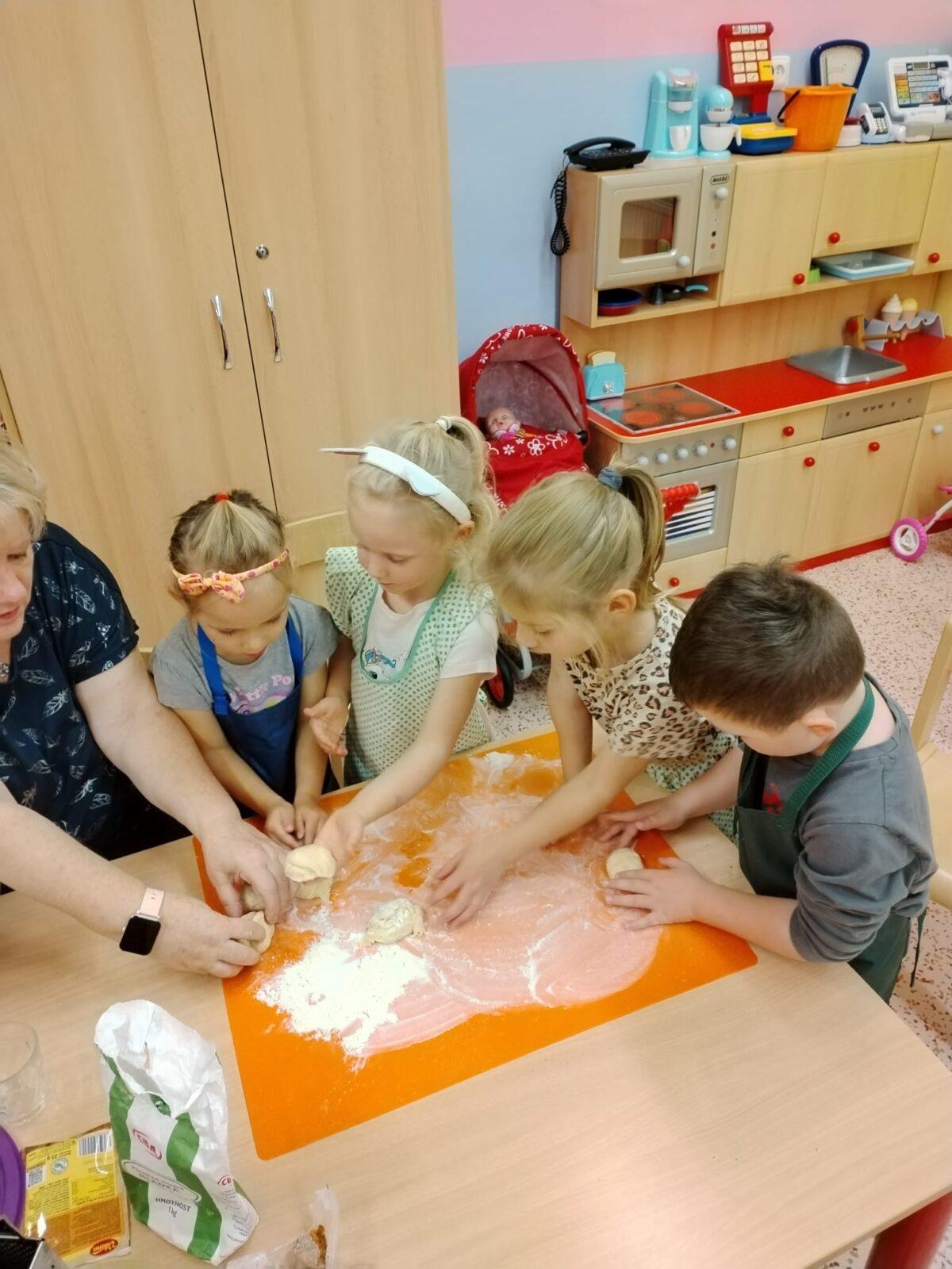 SPOLEČNÉ POSVÍCENCKÉ PEČENÍ KOLÁČŮ - 4