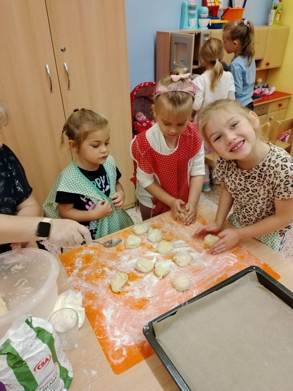 SPOLEČNÉ POSVÍCENCKÉ PEČENÍ KOLÁČŮ - 9