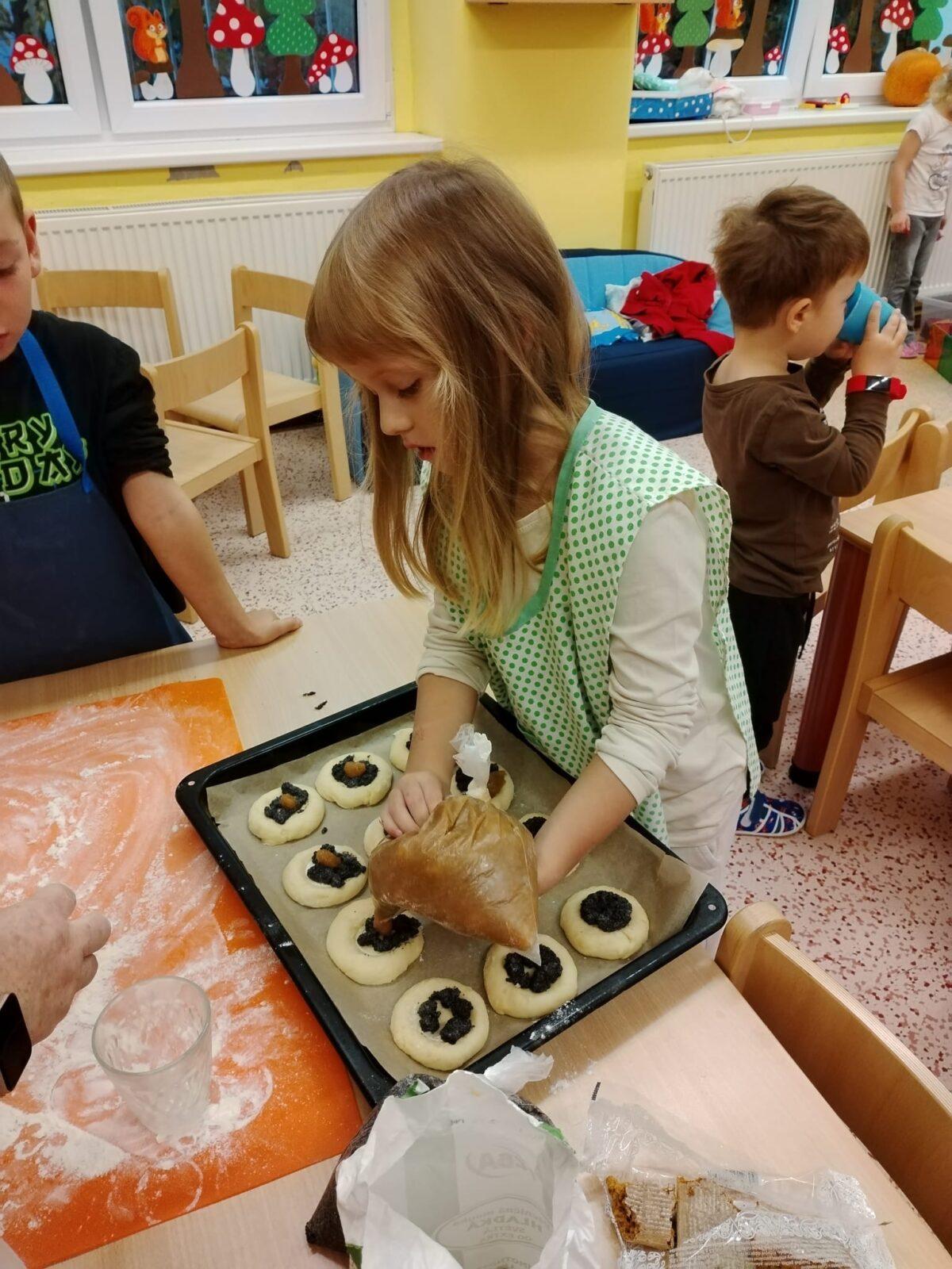 SPOLEČNÉ POSVÍCENCKÉ PEČENÍ KOLÁČŮ - 15