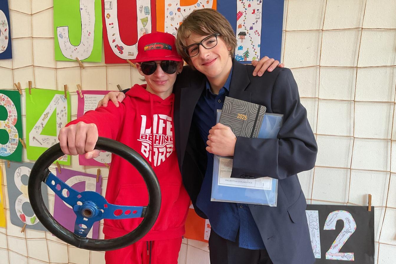 Deváťáci si pro vysvědčení došli ve stylu budoucí profese