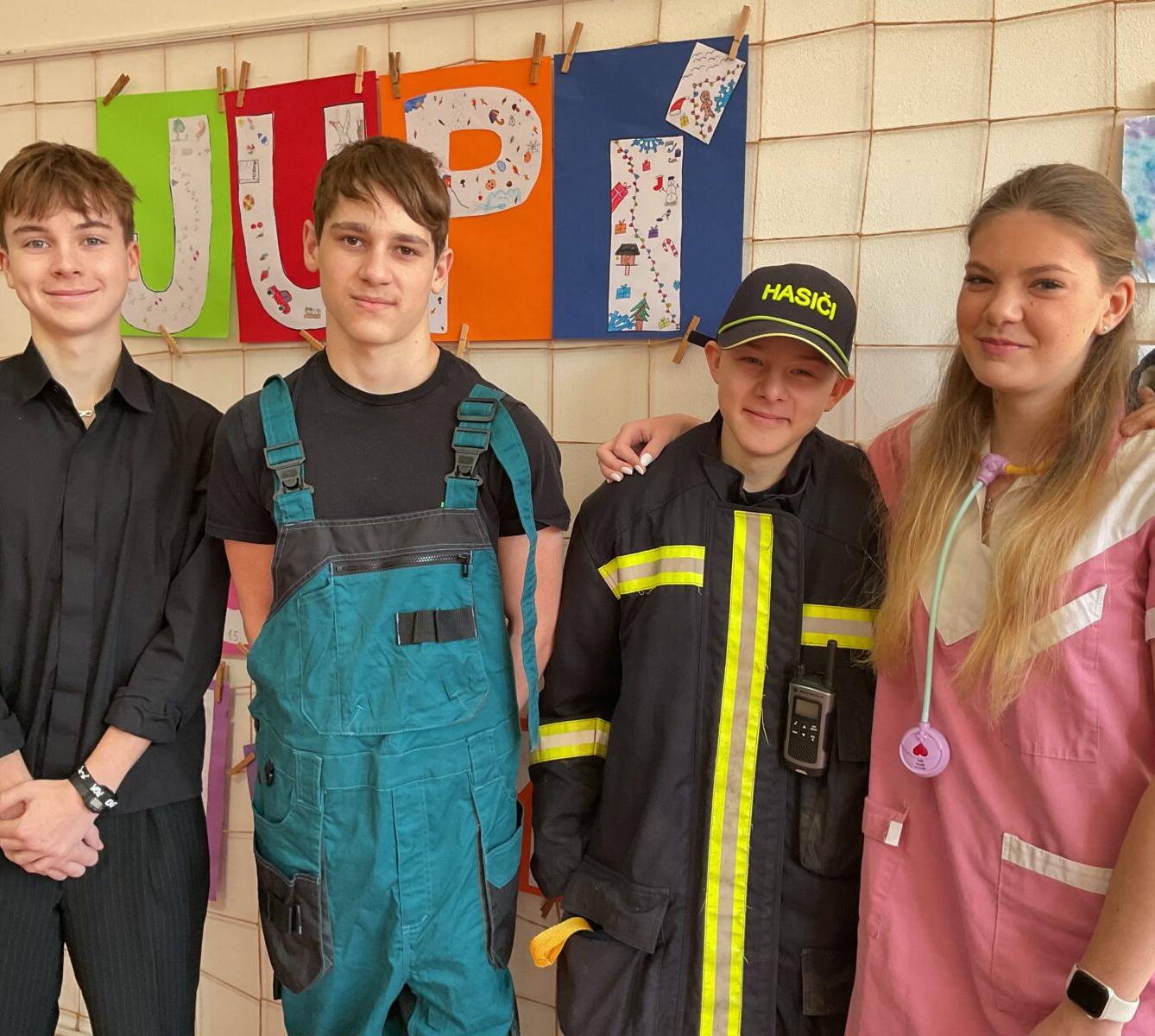 Deváťáci si pro vysvědčení došli ve stylu budoucí profese - 5