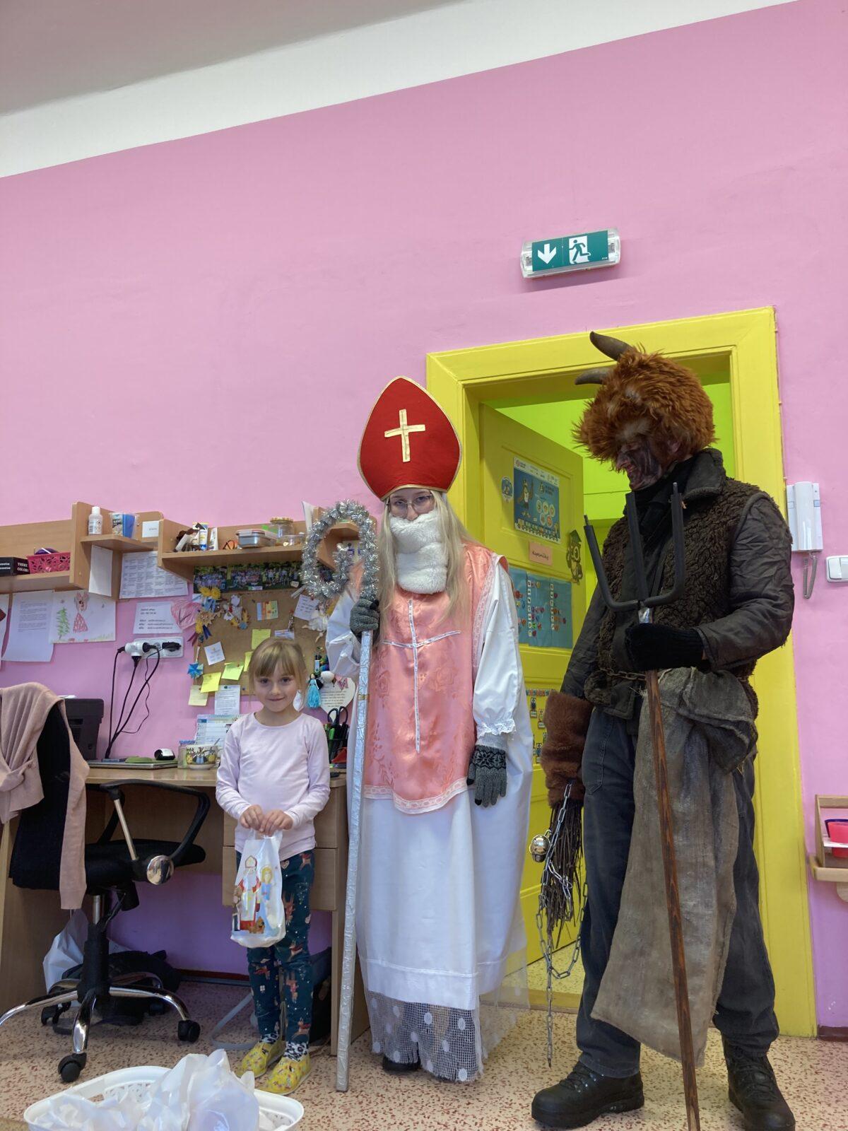 Návštěva MIKULÁŠE a ČERTÍKA ve školce :-) - 10