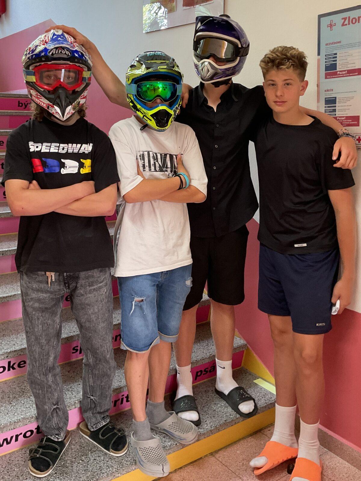 DEN BEZ AKTOVEK - 15