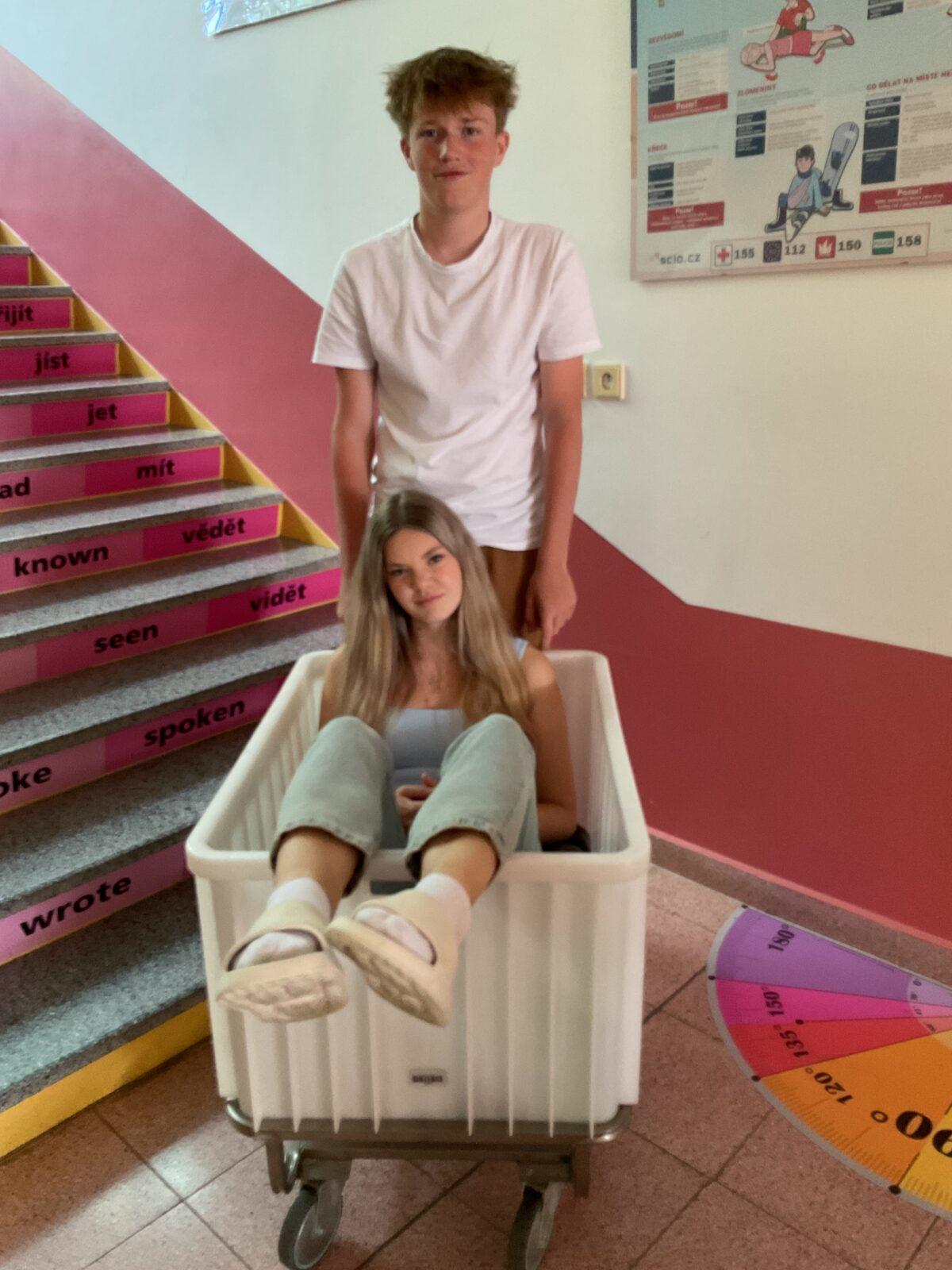 DEN BEZ AKTOVEK - 16