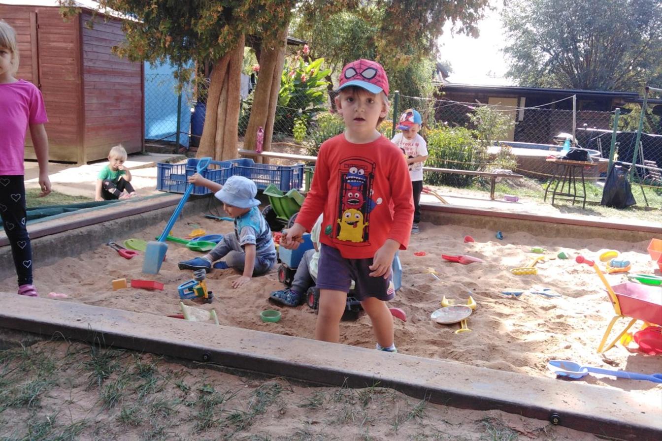 UŽÍVÁME SI ZAHRADY