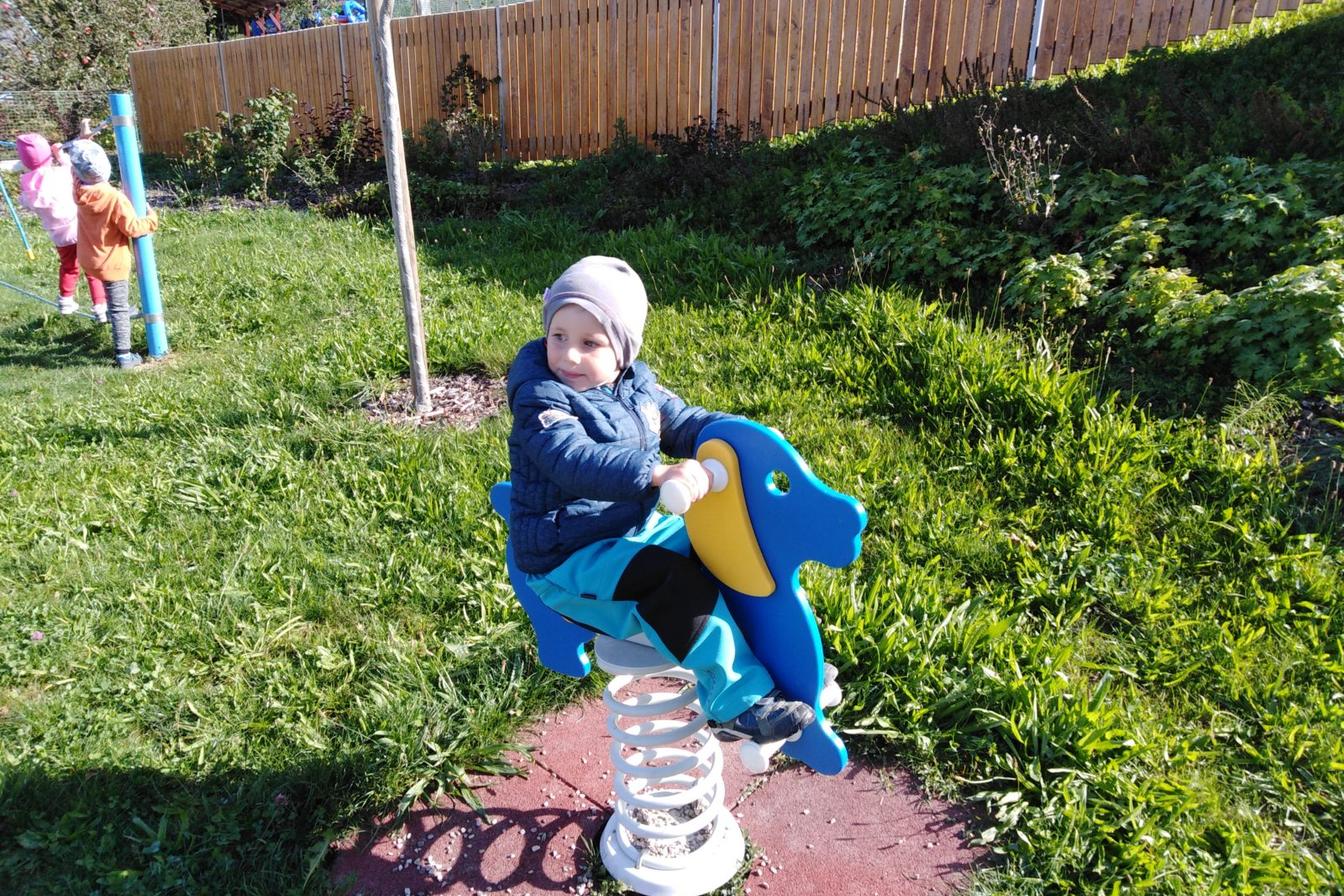 Broučci: návštěva hřiště u obecního úřadu