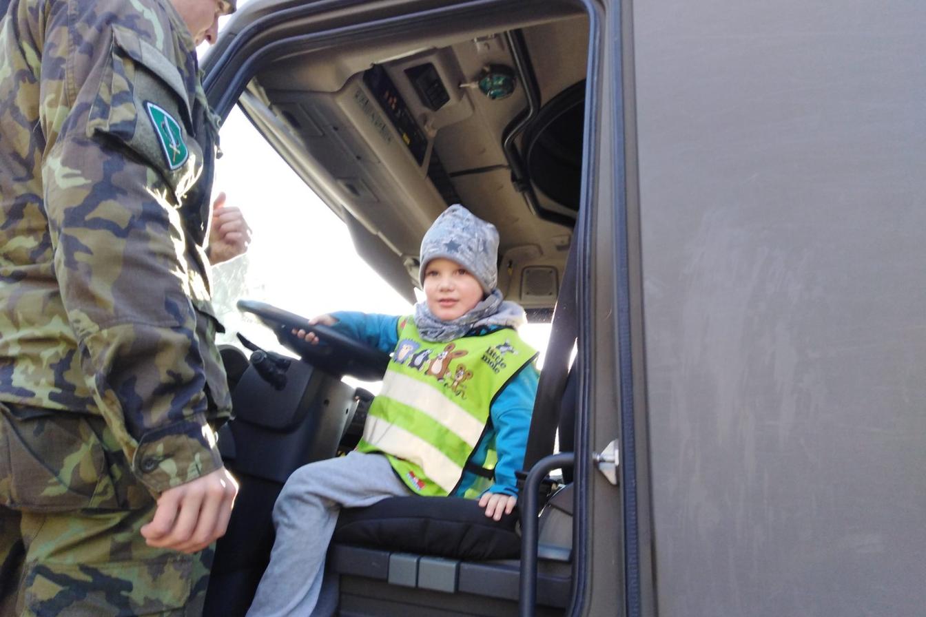 Broučci: návštěva u vojáků